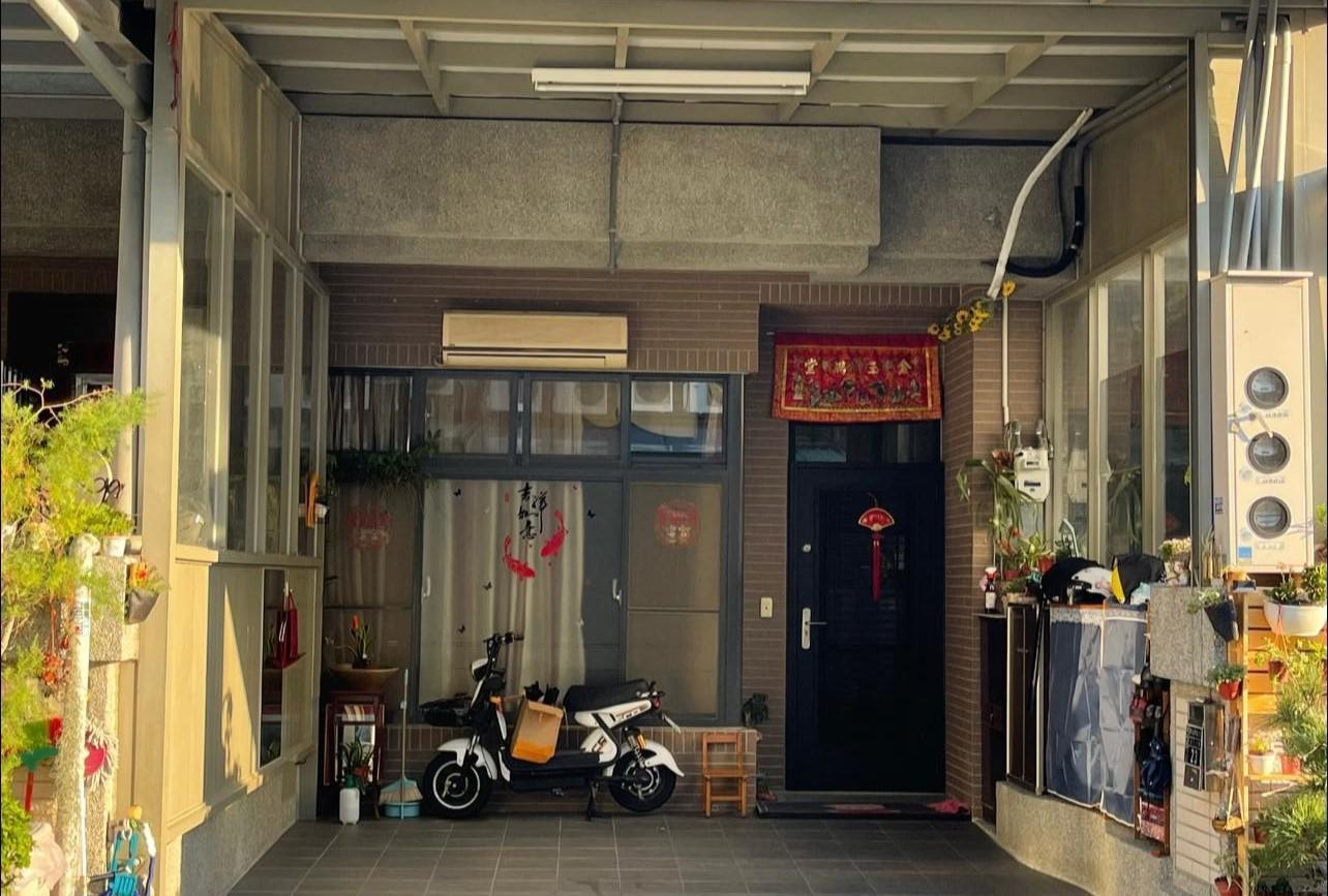 某戶人家將冷氣裝設在室外車庫,引發網友熱議。(翻攝自路上觀察學院)