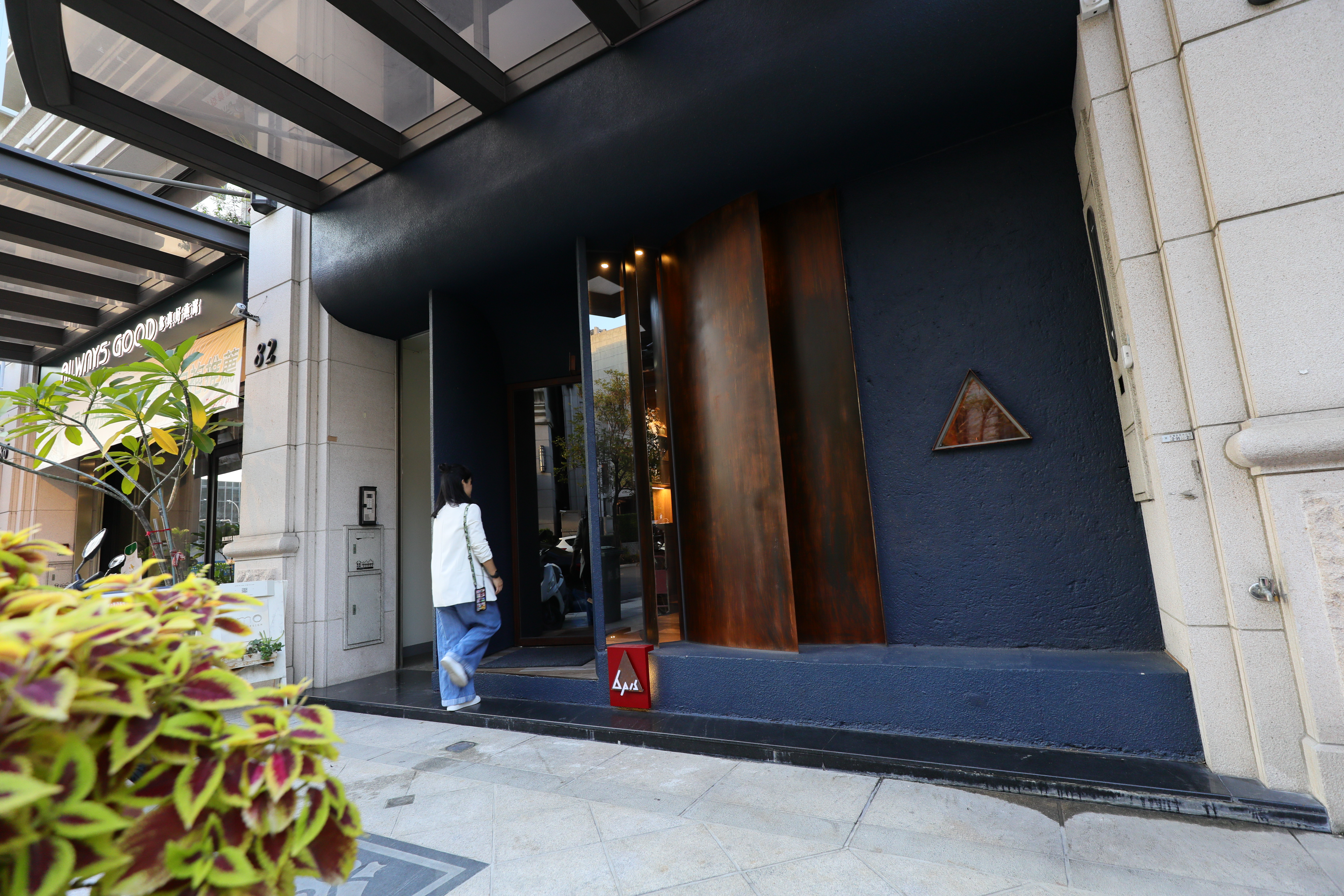 「APIS GRILL」是一間全直火燒烤結合現代料理的摩登餐廳。