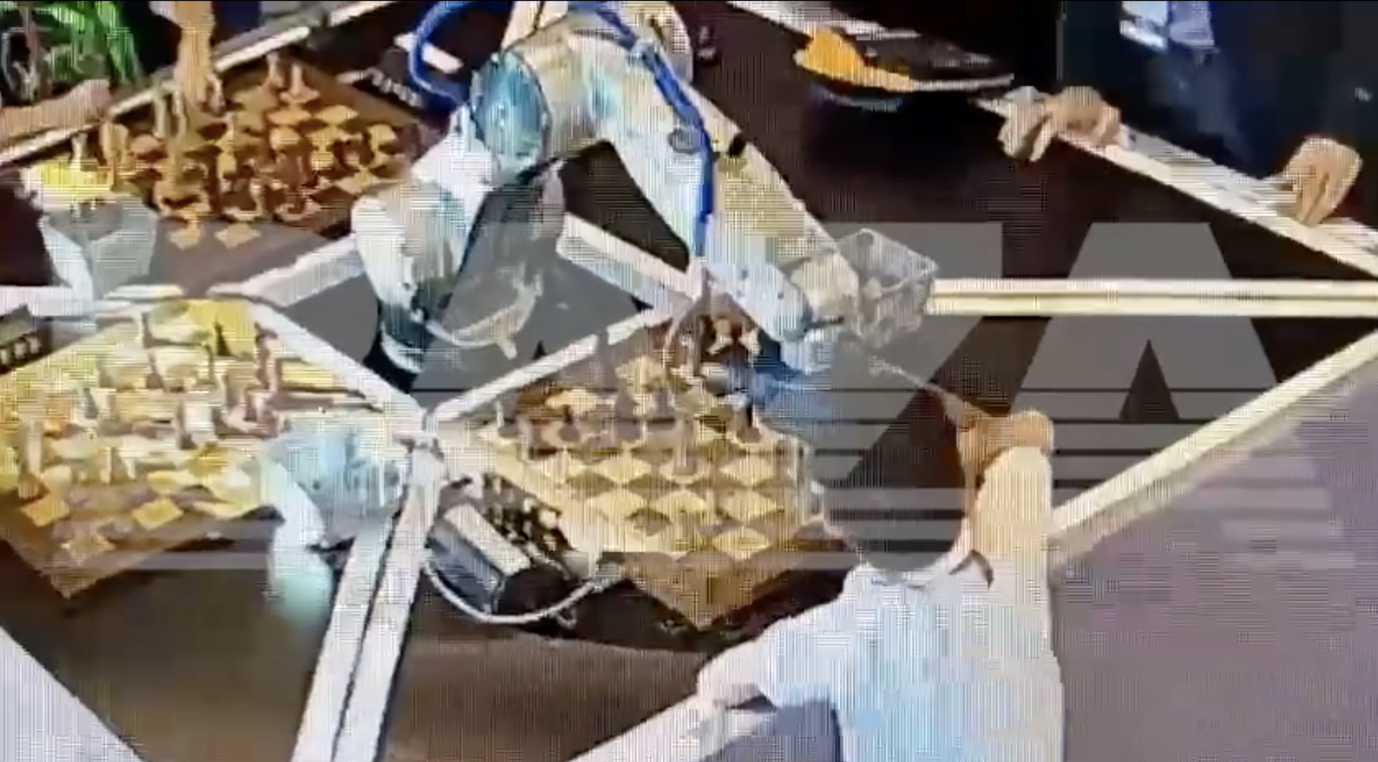 機器人出手抓住7歲男童的手。(翻攝@russian_market推特影片)