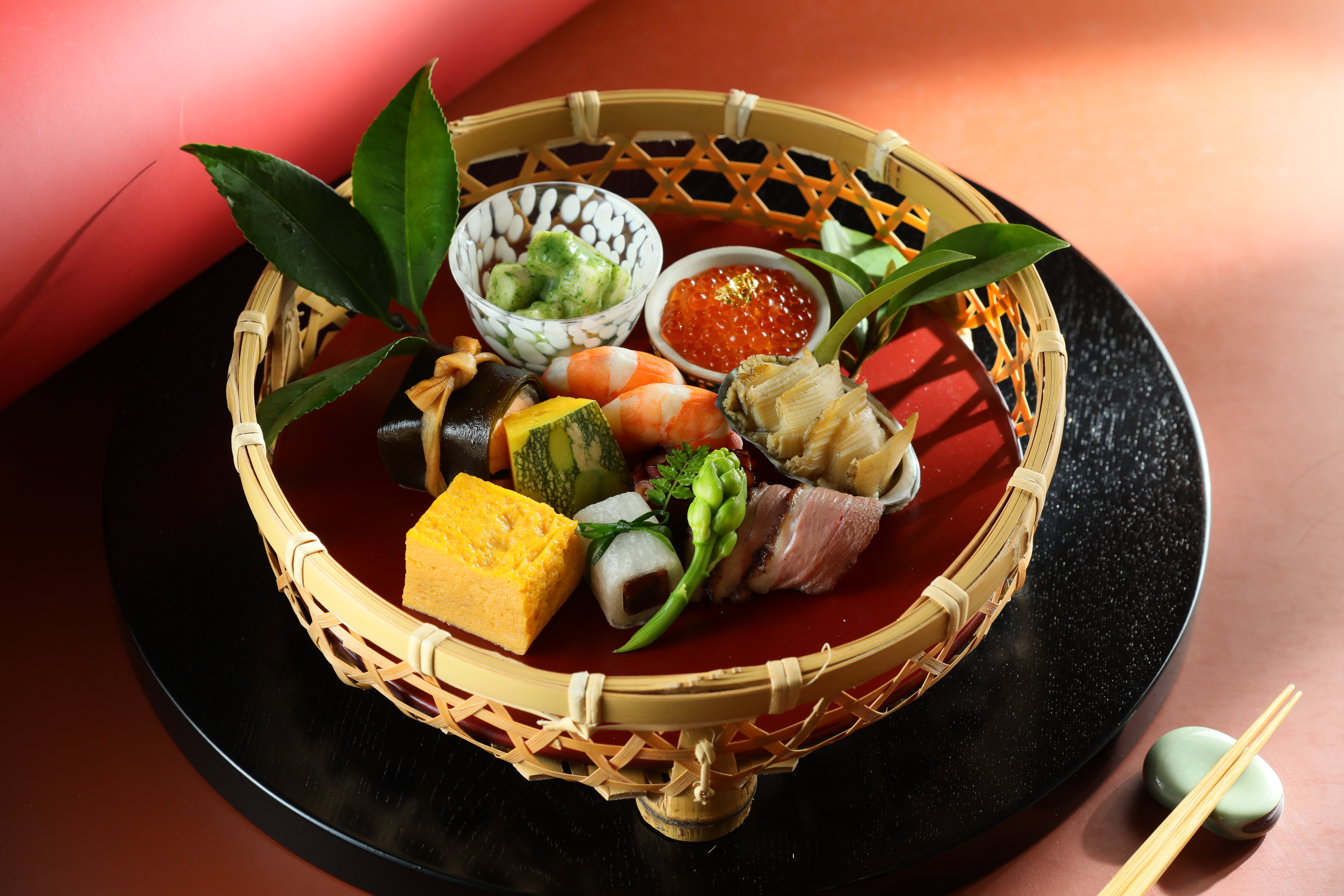 海陸食材皆美的「季節八寸」，型美工細，看得出店家的對細節的掌握度。（特製菜色，價格請洽店家）