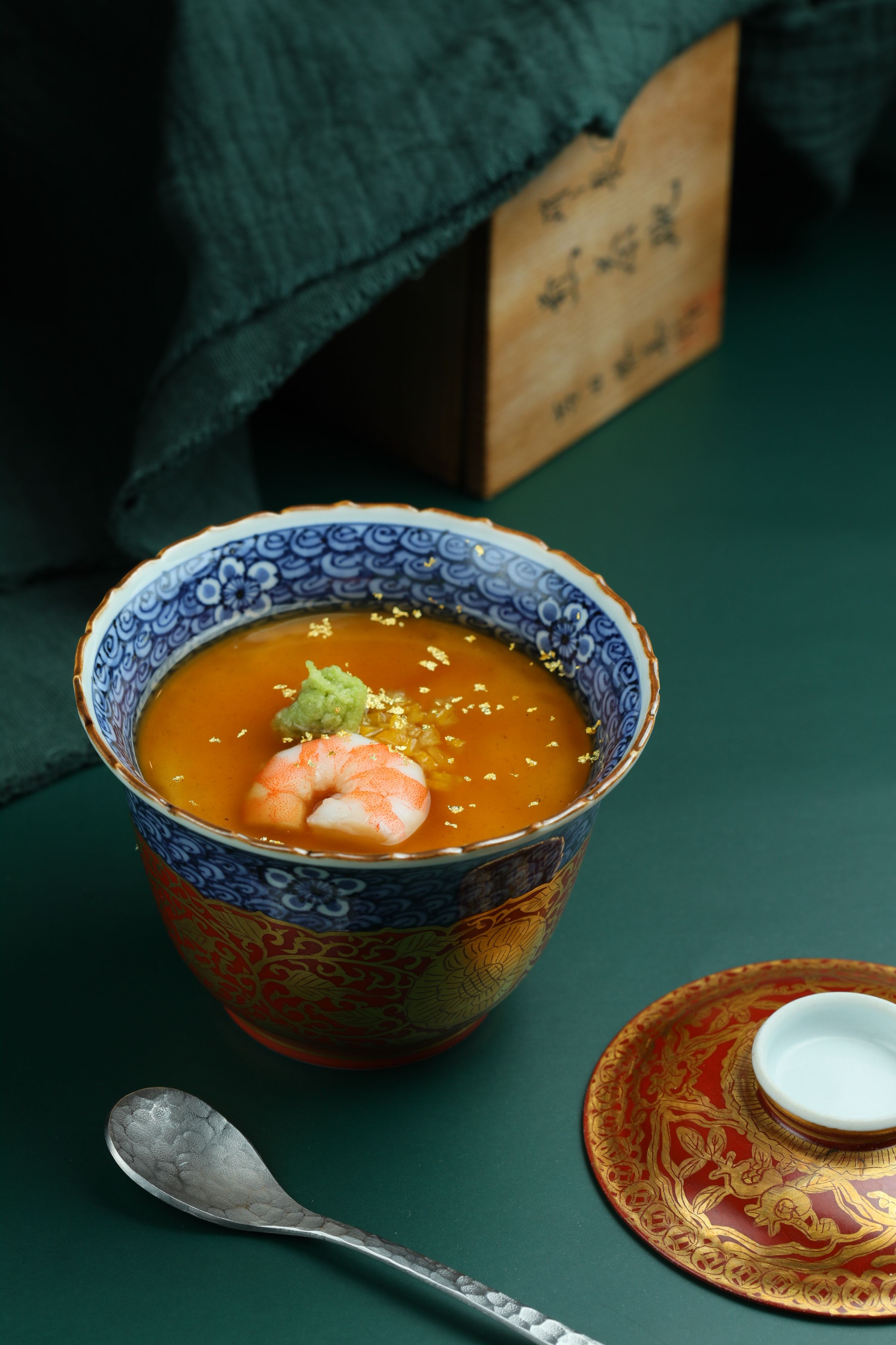 「松葉蟹南禪寺蒸」豆腐綿密，蟹肉甜味細緻。（2,500元套餐菜色）