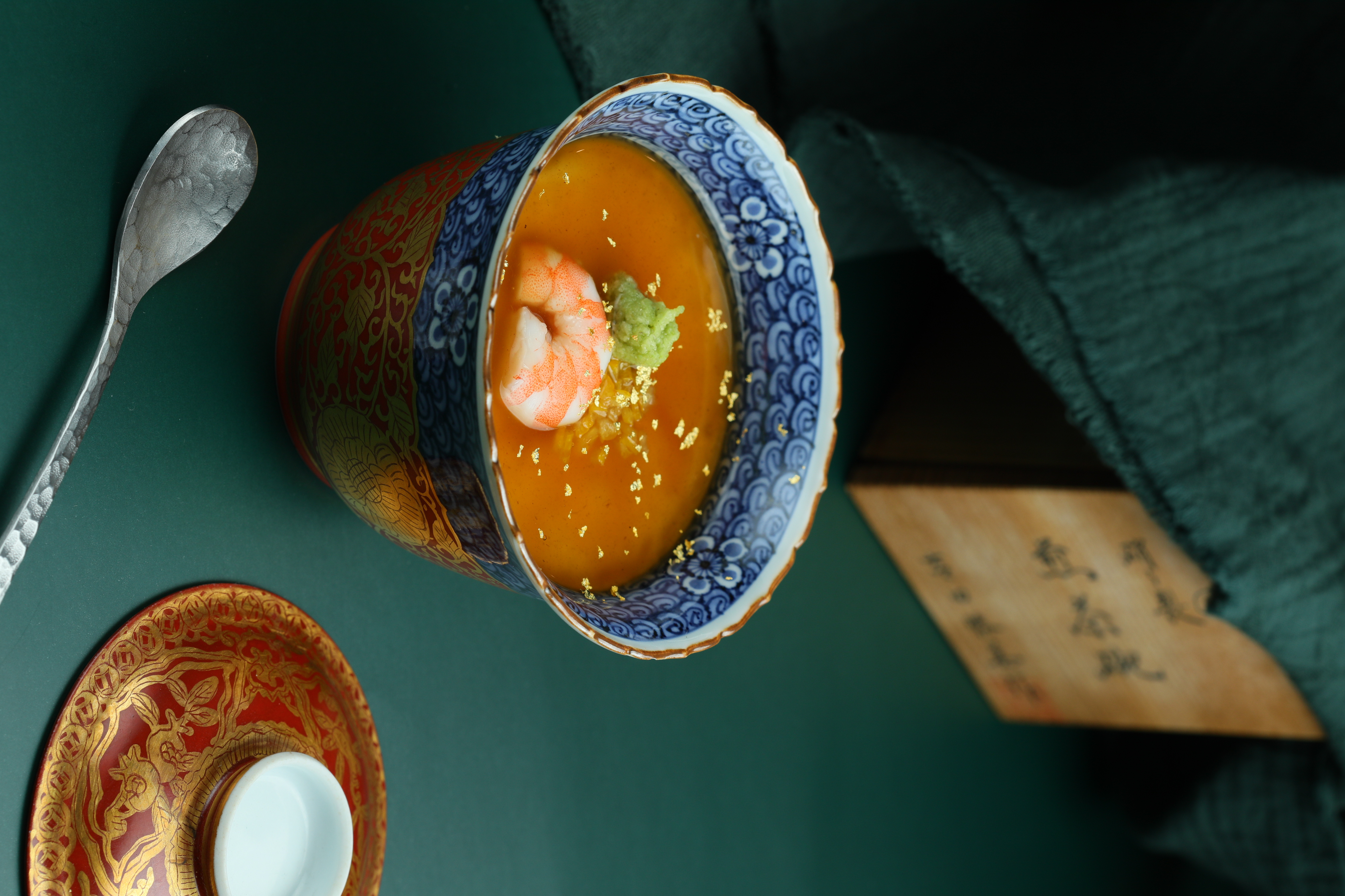 「松葉蟹南禪寺蒸」豆腐綿密，蟹肉甜味細緻。（2,500元套餐菜色）