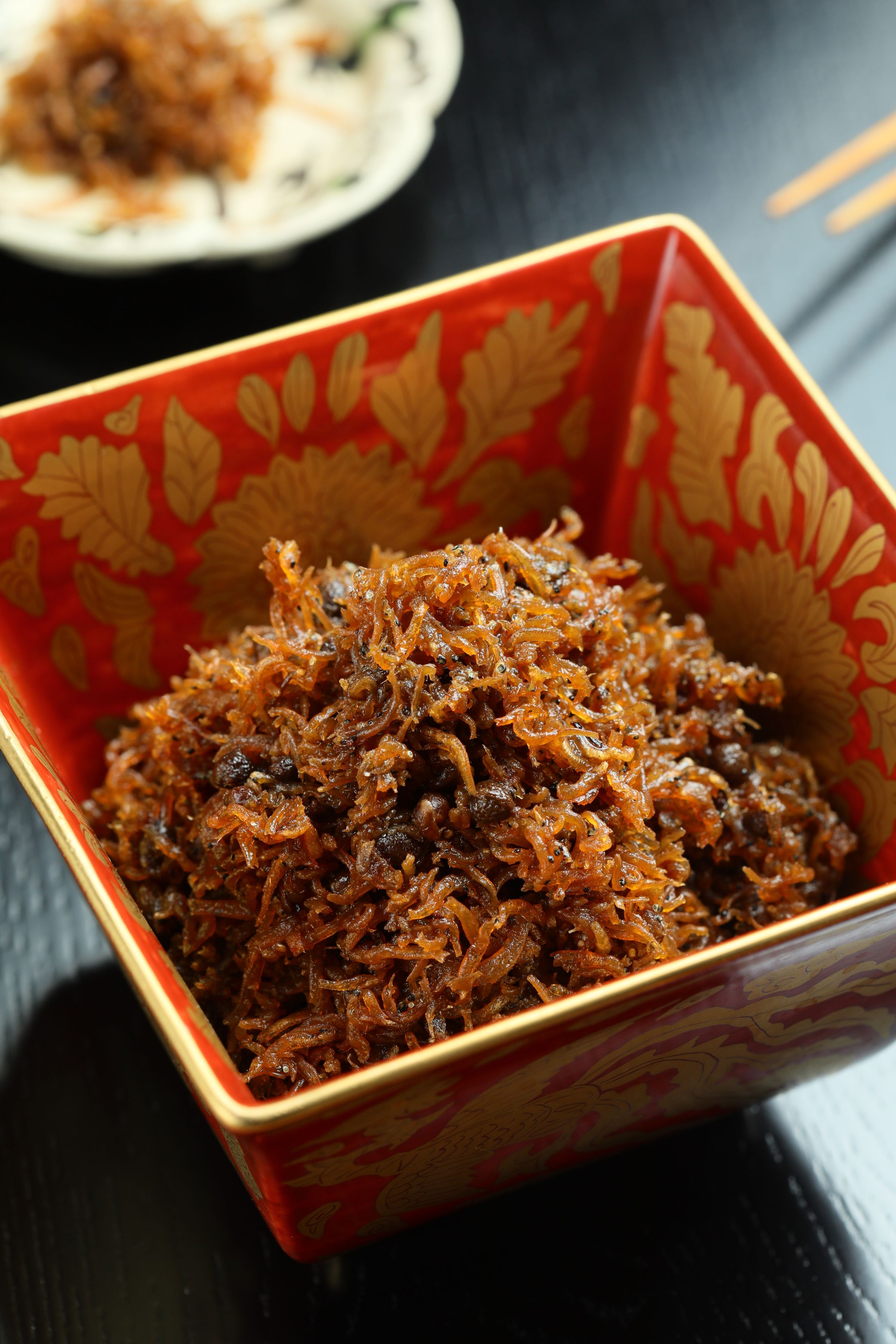 「山椒佃煮小魚」，辛香帶甜。（1,800元套餐菜色）