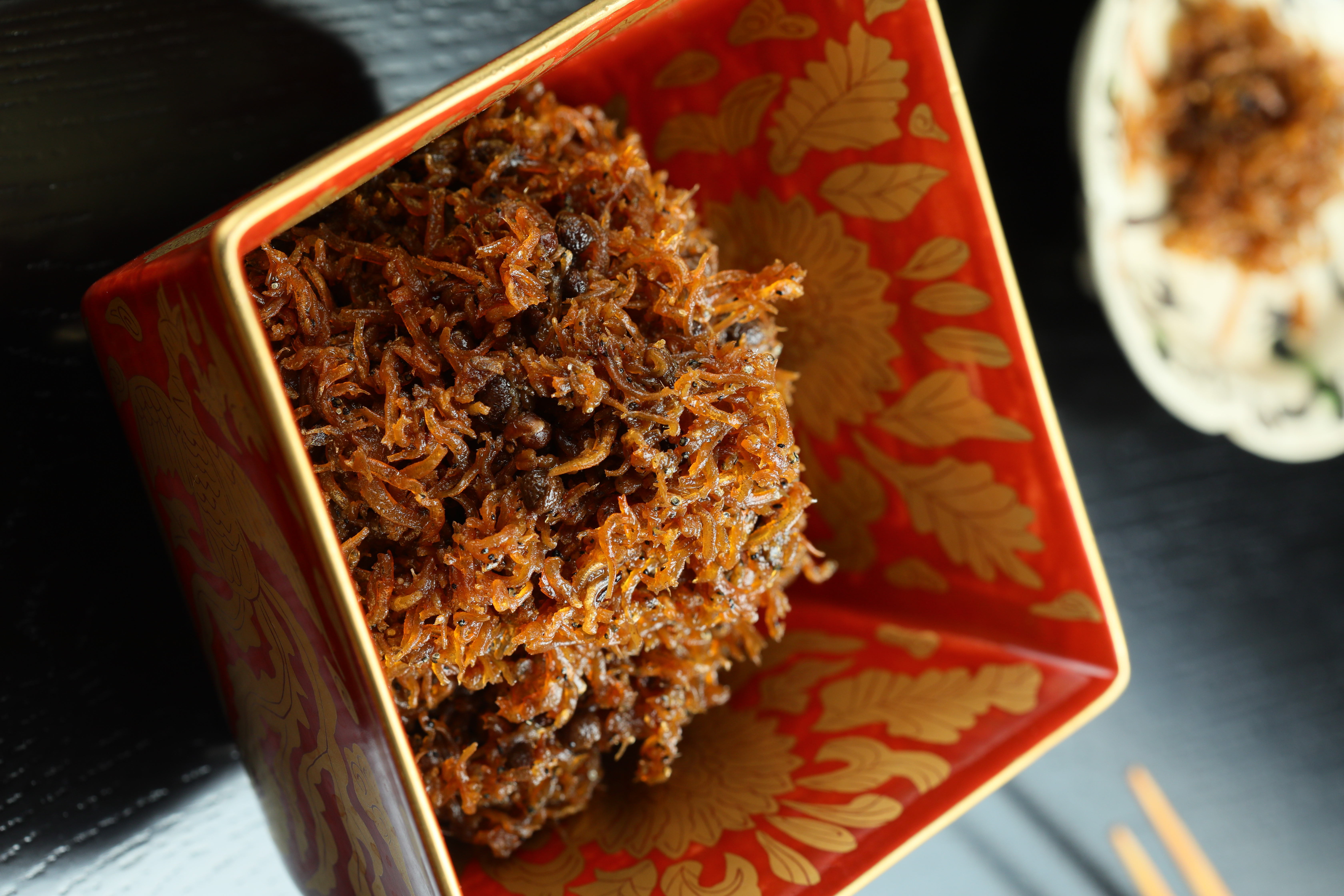 「山椒佃煮小魚」，辛香帶甜。（1,800元套餐菜色）