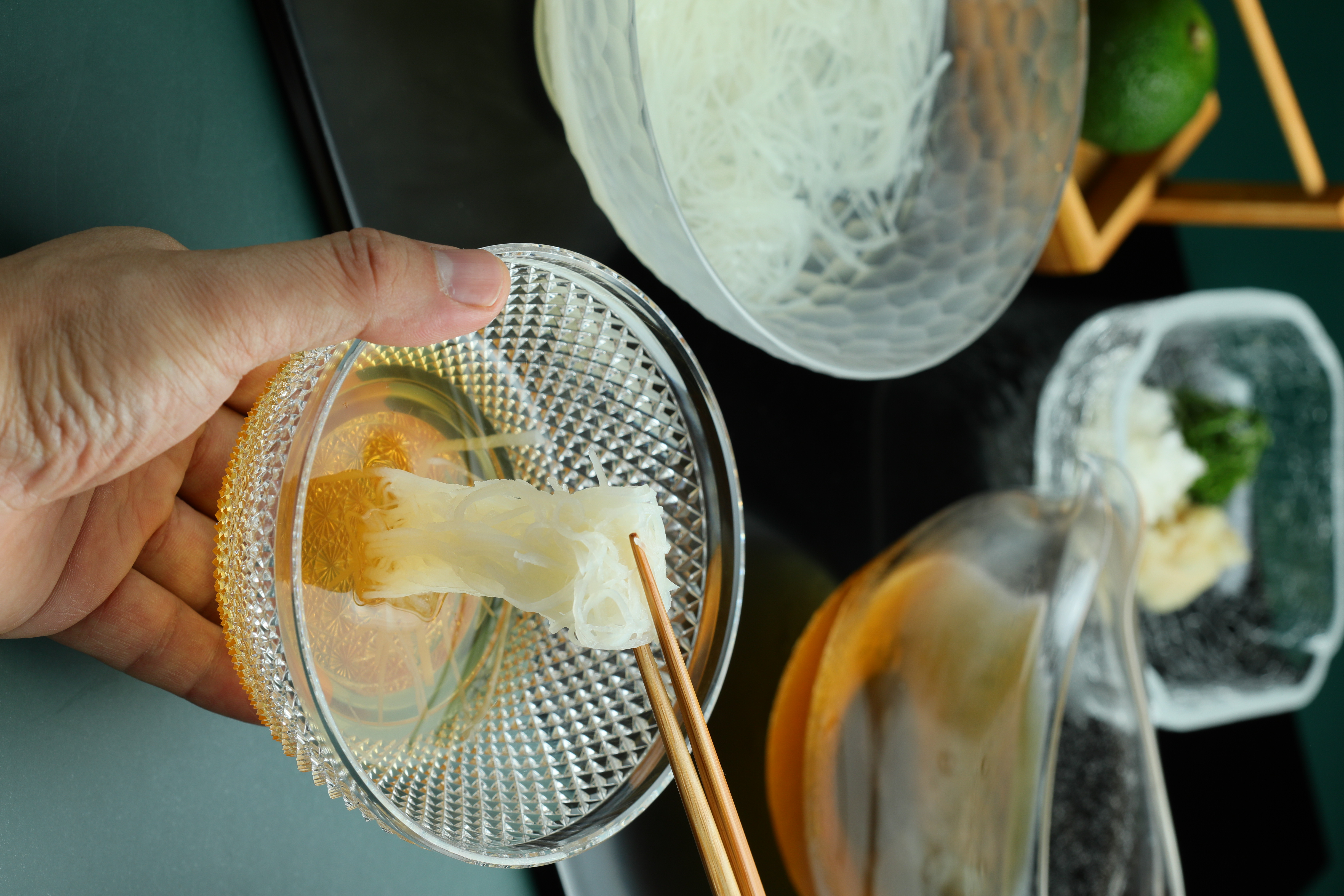 筍絲如麵的「藥味筍素麵」，以辛香料增添層次。（1,800元套餐菜色）