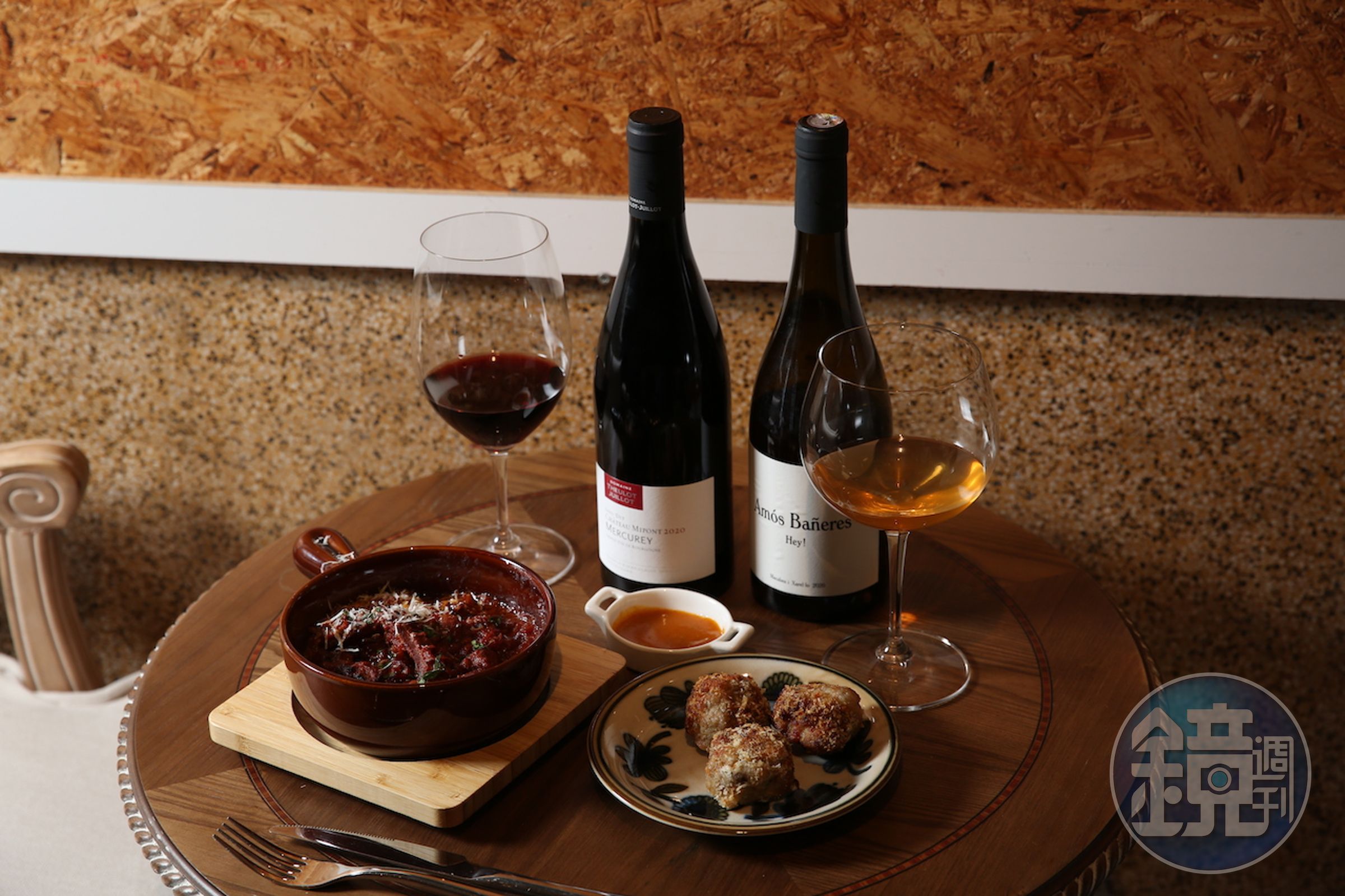 位在台南老城區的老宅裡的「飲饕酒食館 Bon Vivant Gastrobar」，空間裡有植物、迷人的光線，下午1點就能開喝葡萄酒，在這裡白日微醺，舒適自在。