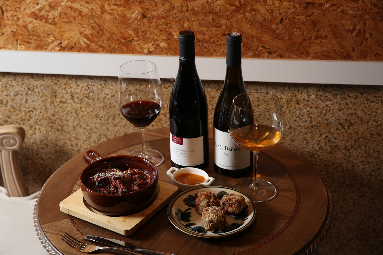 位在台南老城區的老宅裡的「飲饕酒食館 Bon Vivant Gastrobar」，空間裡有植物、迷人的光線，下午1點就能開喝葡萄酒，在這裡白日微醺，舒適自在。