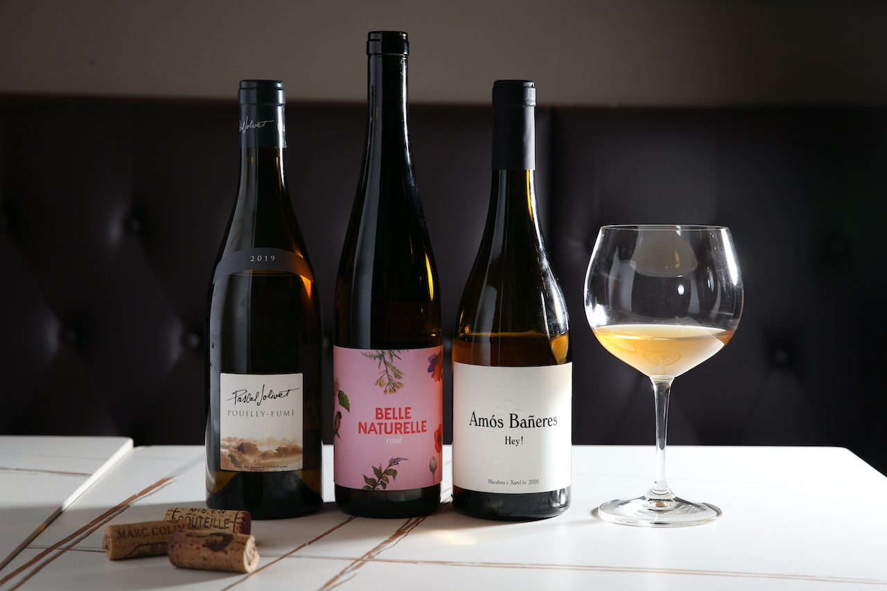 冰沁的白酒（左起）、粉紅酒和個性橘酒，讓夏季微醺愉悅。