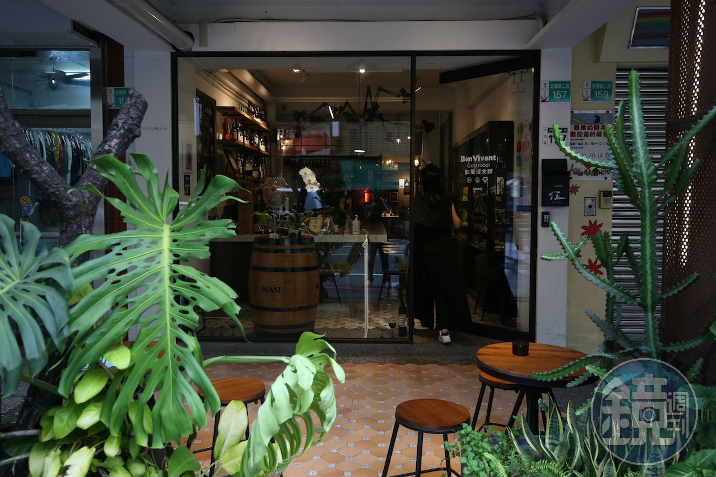 「飲饕酒食館 Bon Vivant Gastrobar」鋪有花磚、擁有植物的老宅，白天就能開喝葡萄酒。