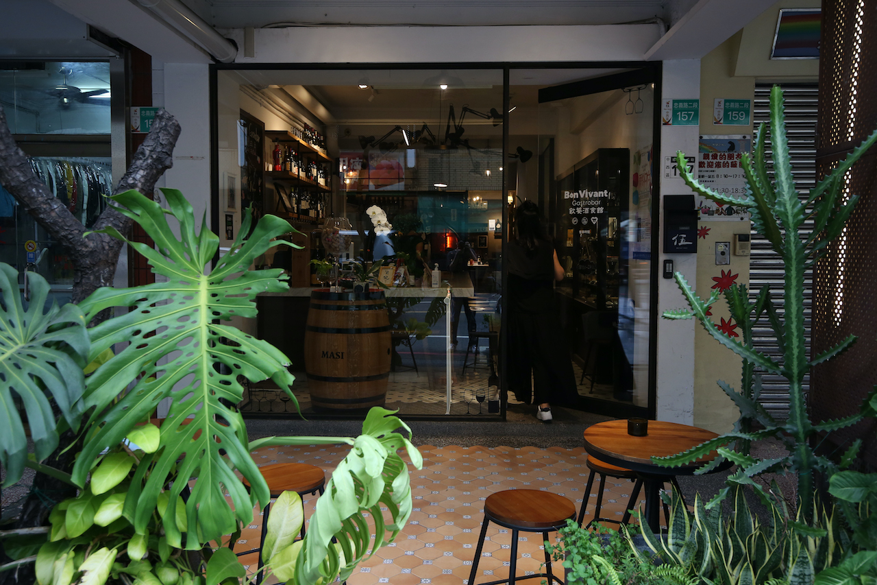 「飲饕酒食館 Bon Vivant Gastrobar」鋪有花磚、擁有植物的老宅，白天就能開喝葡萄酒。