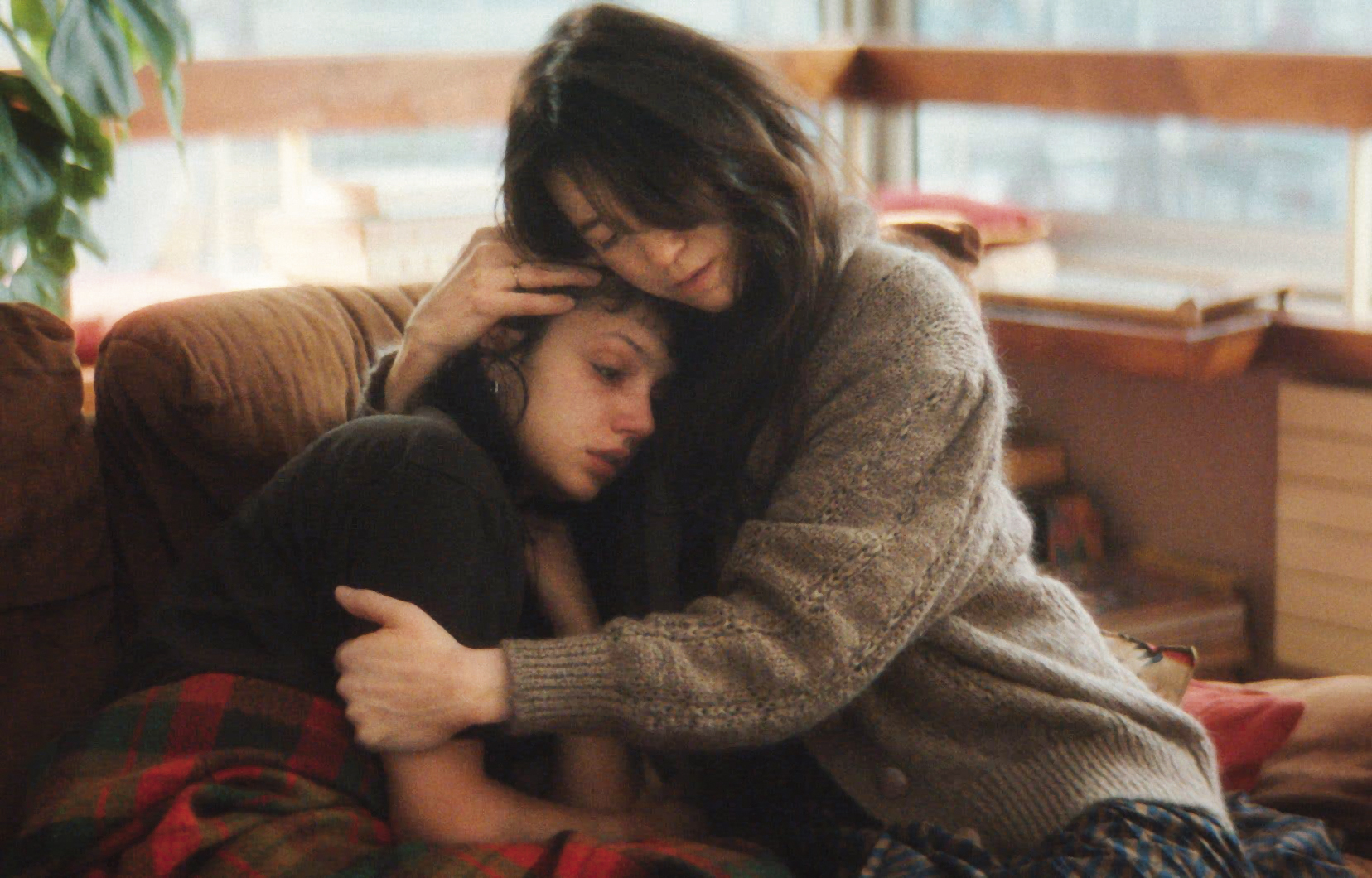 遭丈夫拋棄的中年婦女為了生活擔任夜間廣播節目主持人，並收養了在那遇見的青少年。（東昊提供）