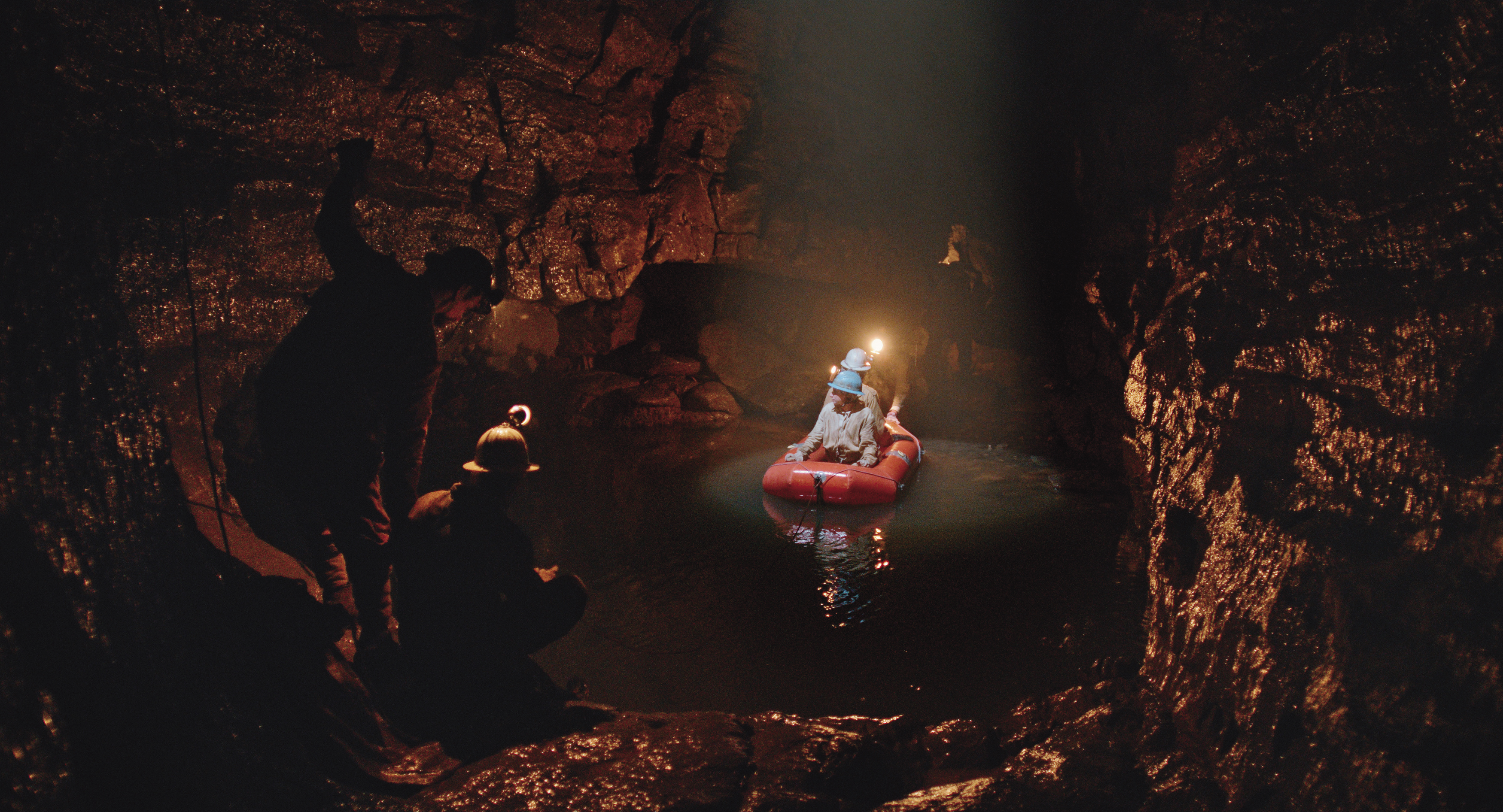 一群義大利洞穴探險家，深入近700公尺的地下，尋找歐陸最深的神祕洞穴。（好威映象提供）