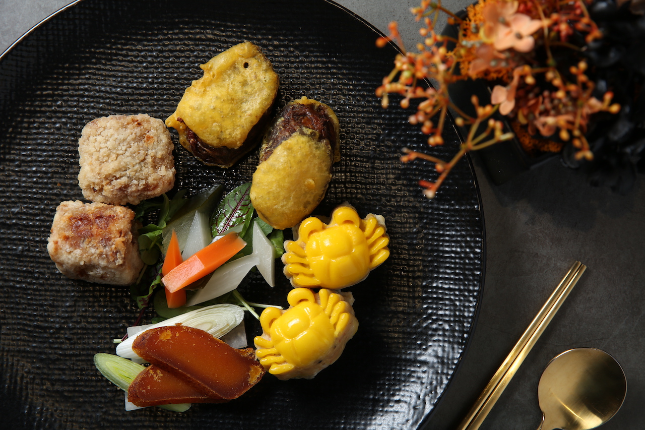 「烏金小拼盤」吃得到「A SHA特製豬肝捲」（右上起）「真·蟳丸」、「炭烤野生烏魚子」、「A SHA特製蝦棗」等辦桌頭盤點心。（1,888元雙人套餐菜色）