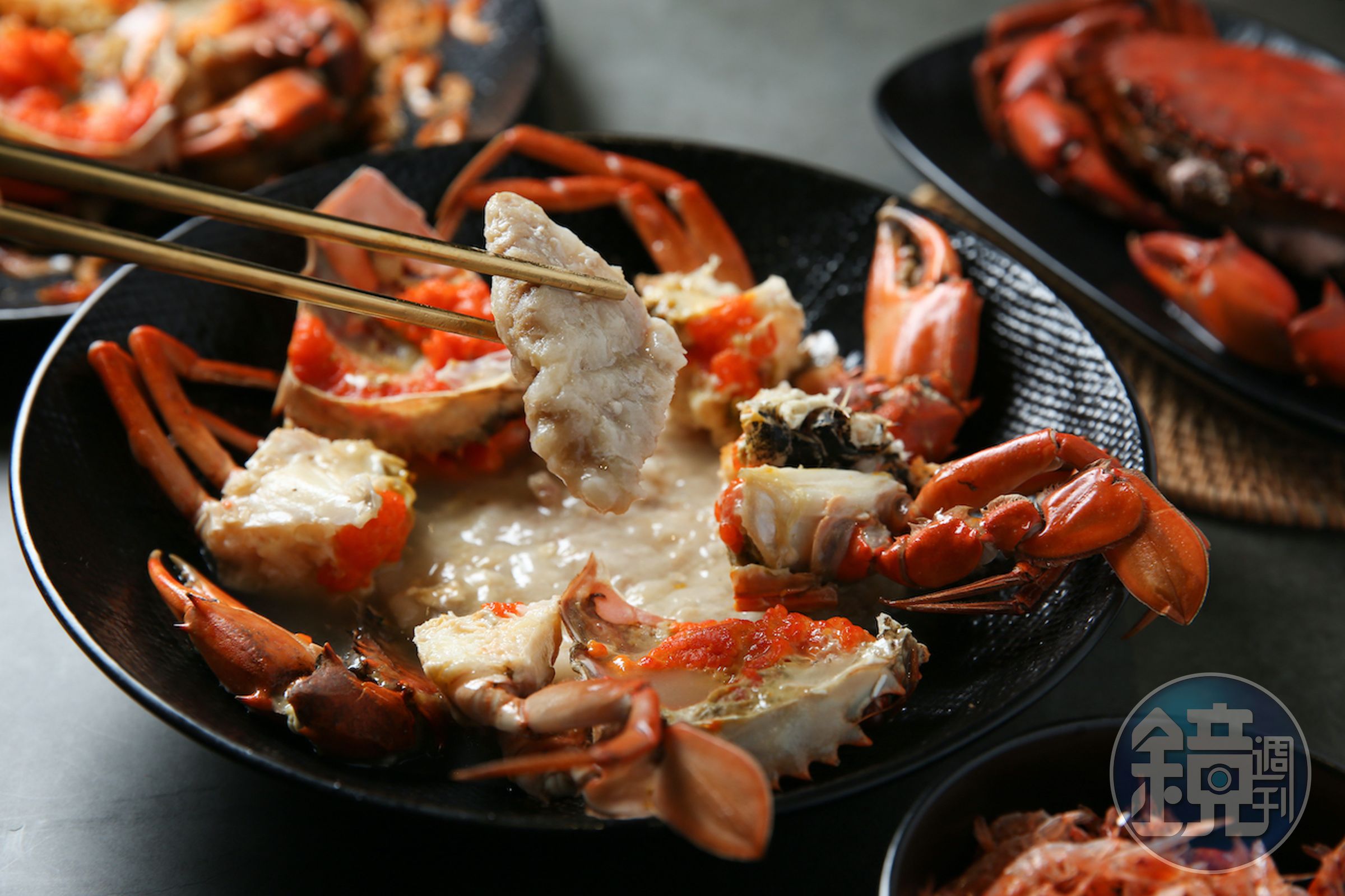 滑潤的「紅蟳蒸肉餅」（前，880元／份）豪邁地擺上整隻紅蟳；「A SHA紅蟳櫻花蝦米糕」（左後，限量，1,080元／份）蟹黃飽滿，米飯Q糯，鮮味層疊。