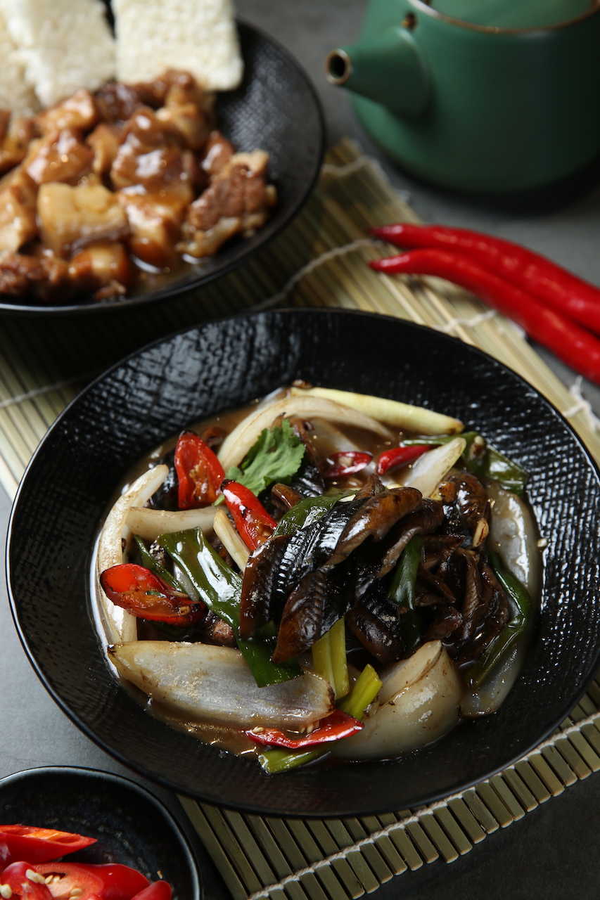 「爆焰生炒鱔魚」（前，320元／份）钁氣熱騰；「啤酒滷肉」（後，320元／份）淳樸帶酒香，醬香不濃膩。