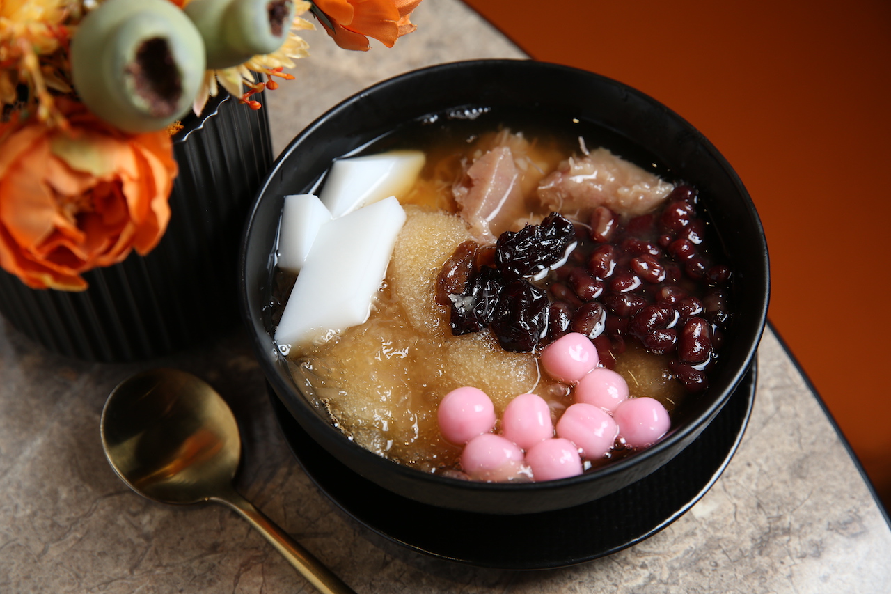 集合杏仁豆腐、芋頭、湯圓的辦桌甜湯「ASHA特製甜點湯」，以台南甜畫下飽足完美的句點。（240元／份）