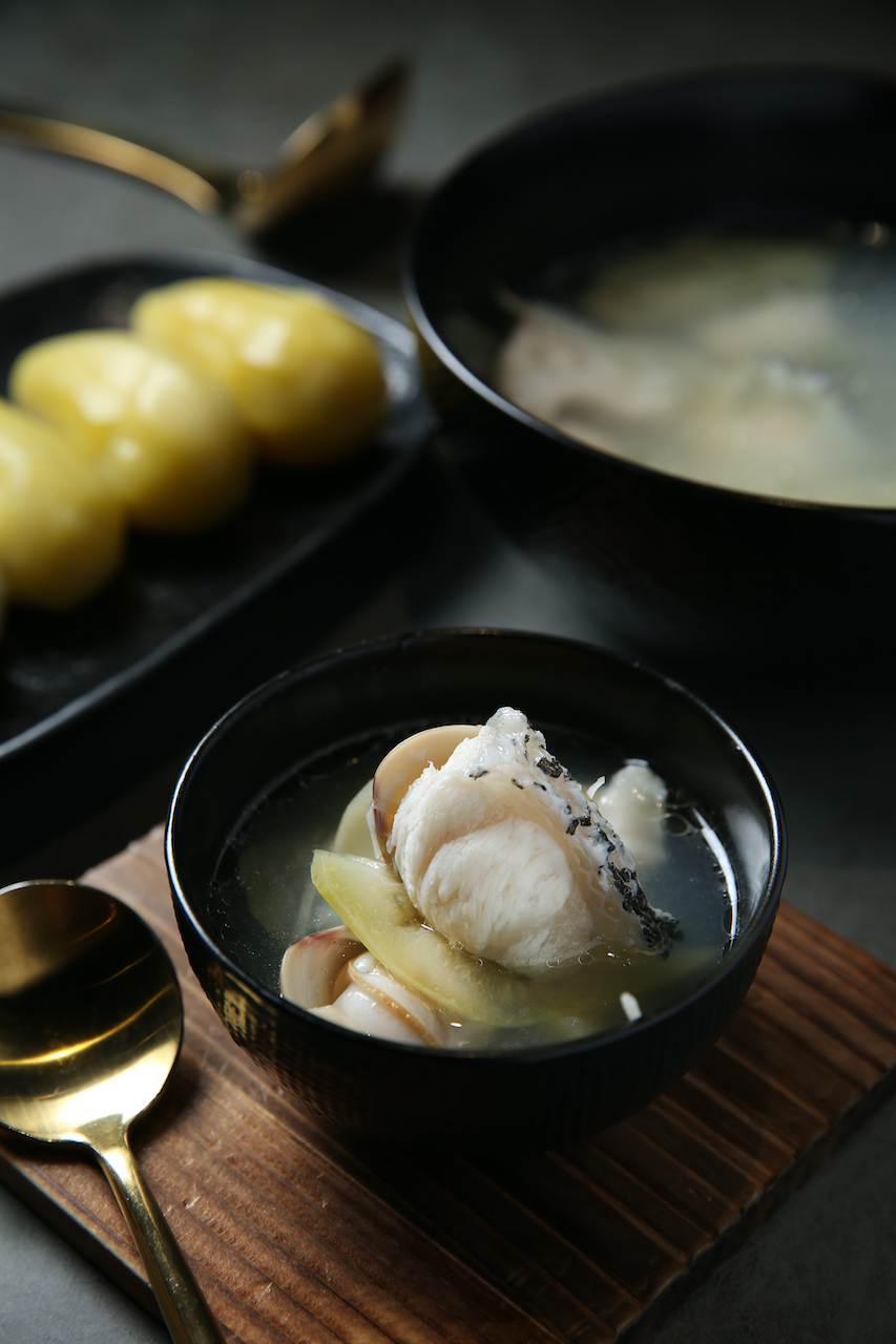 古早味「蛤蜊西瓜綿石斑湯」，鮮酸甘潤，適合夏日食用，又可支持台灣養殖業。（380元／份）