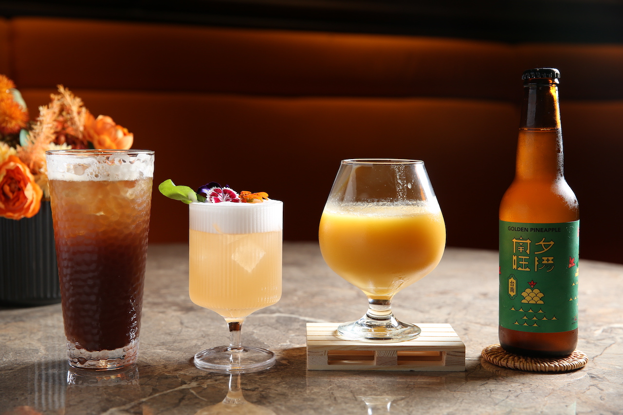 酸香回甘的「桂花酸梅氣泡飲」（左起，160元／杯）、調酒「桃橙微醺x咫尺角落」（320元／杯），以及台南精釀啤酒品牌沃隼釀造的果泥啤酒「shasha果昔啤酒」（200元／杯）及瓶裝精釀「南旺夕陽」（180元／瓶）等飲品多樣，全面升級餐飲搭配。