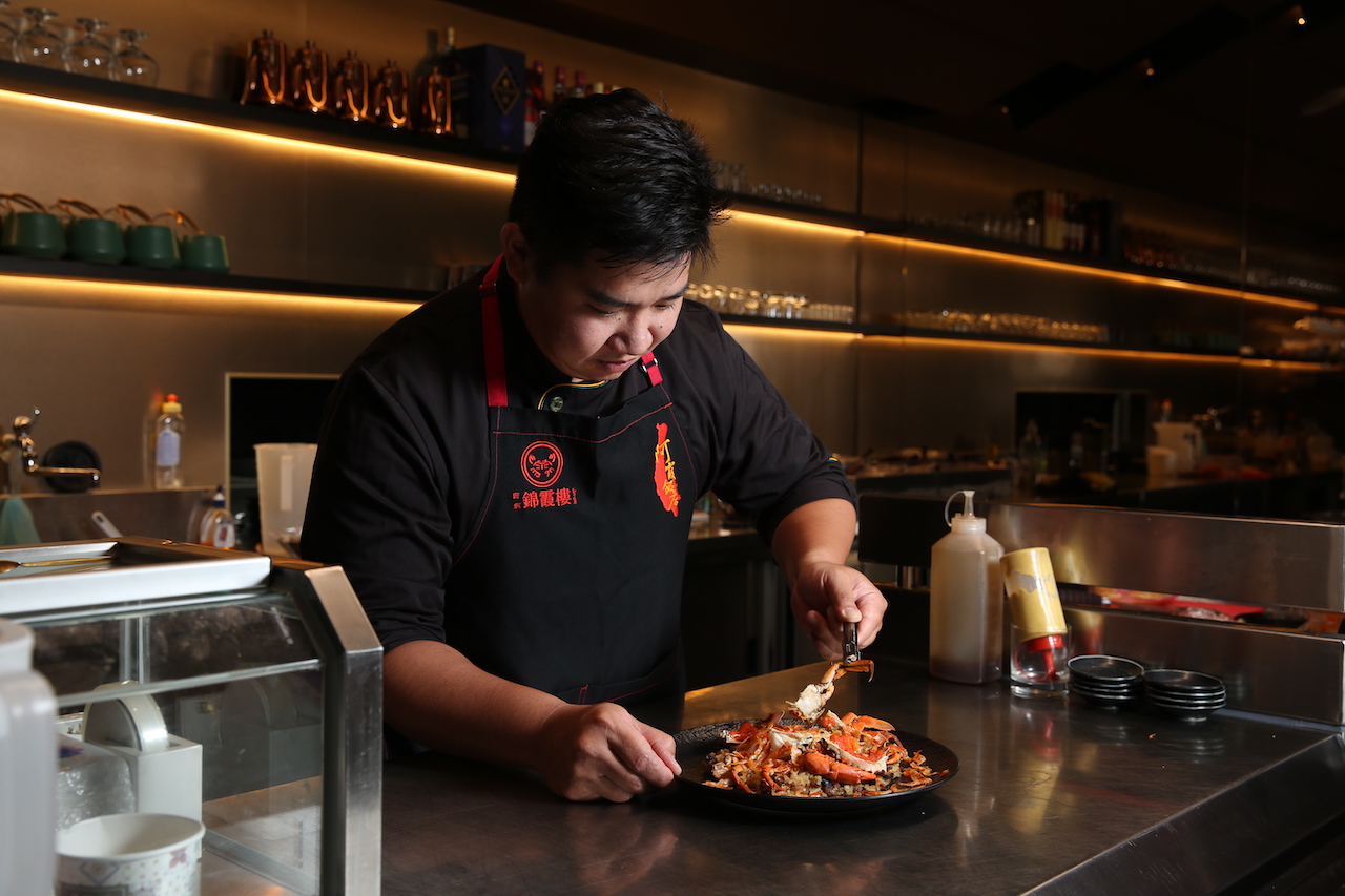吳健豪在新品牌「Asha. Bistro」裡轉型老台菜，把大分量的宴席菜變成單人或小家庭可享用的菜式。