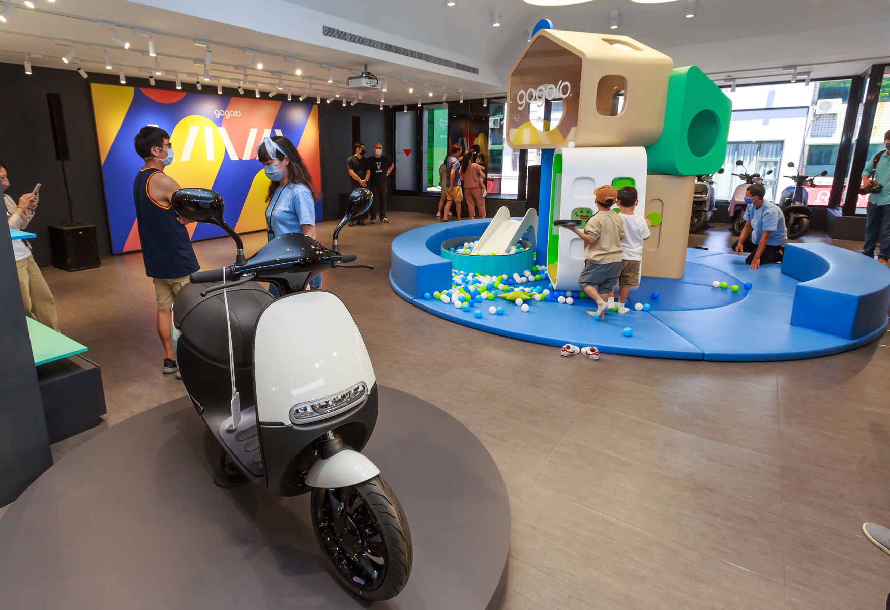 【展間開幕】全綠電營運中！Gogoro 台南公園親子都會概念店