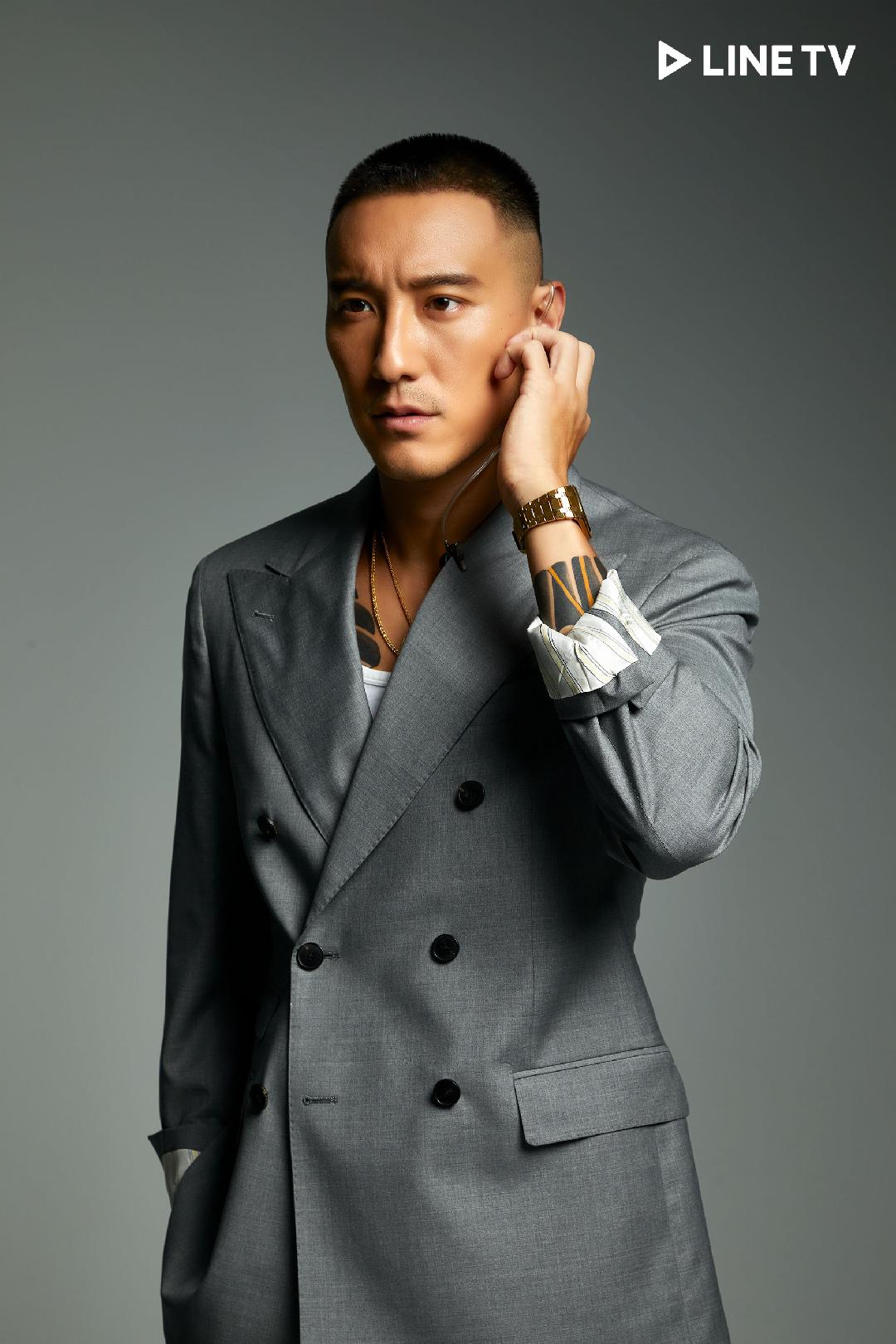 王陽明接主持棒自認「愈自然愈好」。（LINE TV提供）