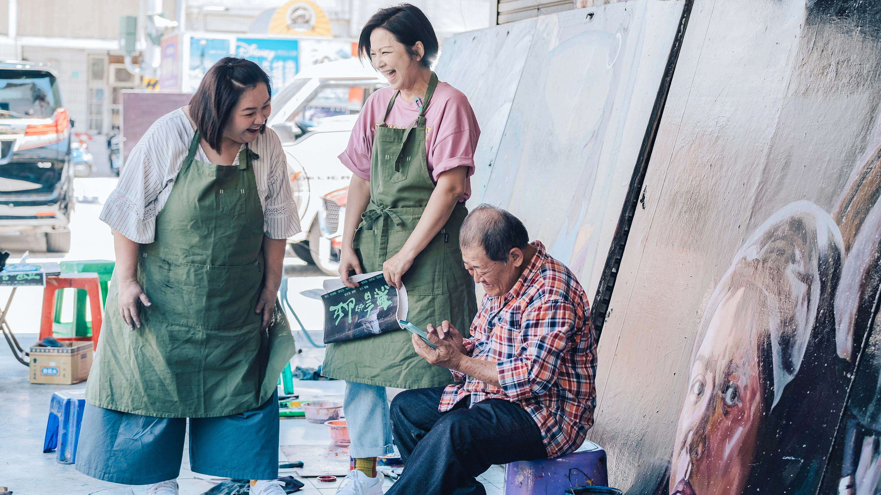 鍾欣凌（左）、楊貴媚挑戰板畫技藝。（桂田文化藝術基金會提供）