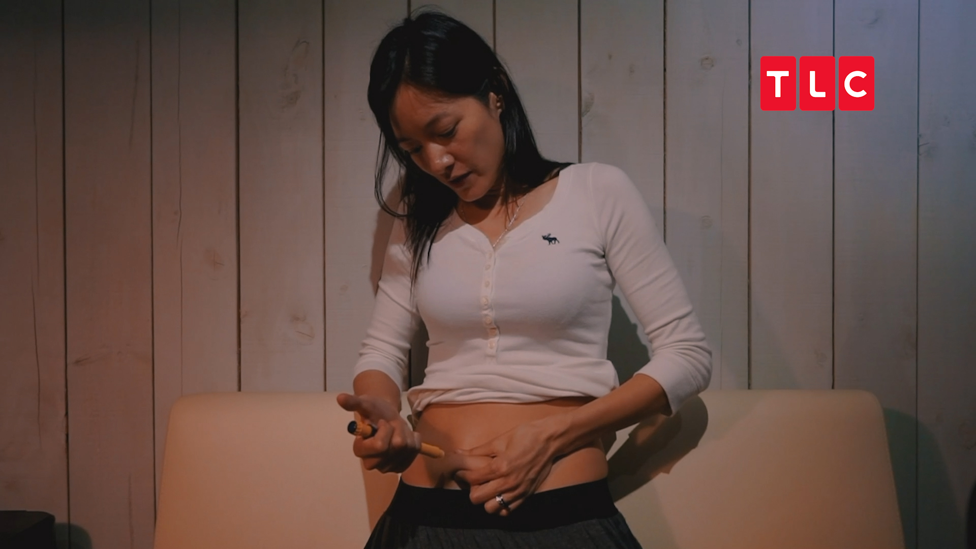 在漫長的求子治療不孕症過程中，Janet學會了自行注射藥物。（TLC旅遊生活頻道提供）