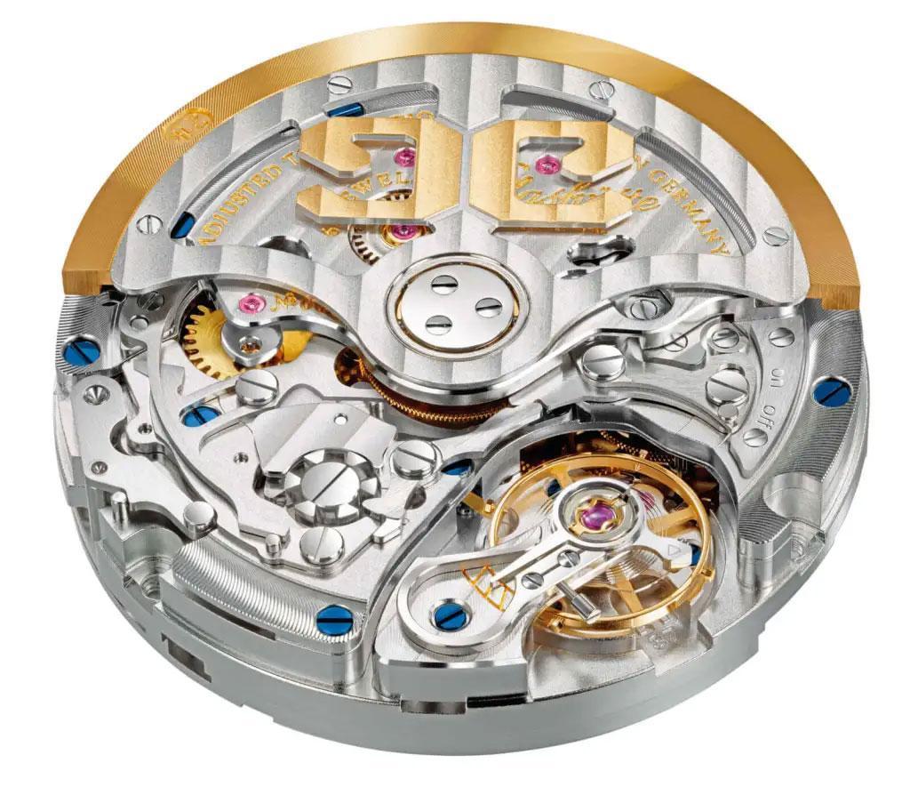 Calibre 37-02 型自動上鍊機芯，有飛返計時、大日期視窗，動力儲存達70小時。