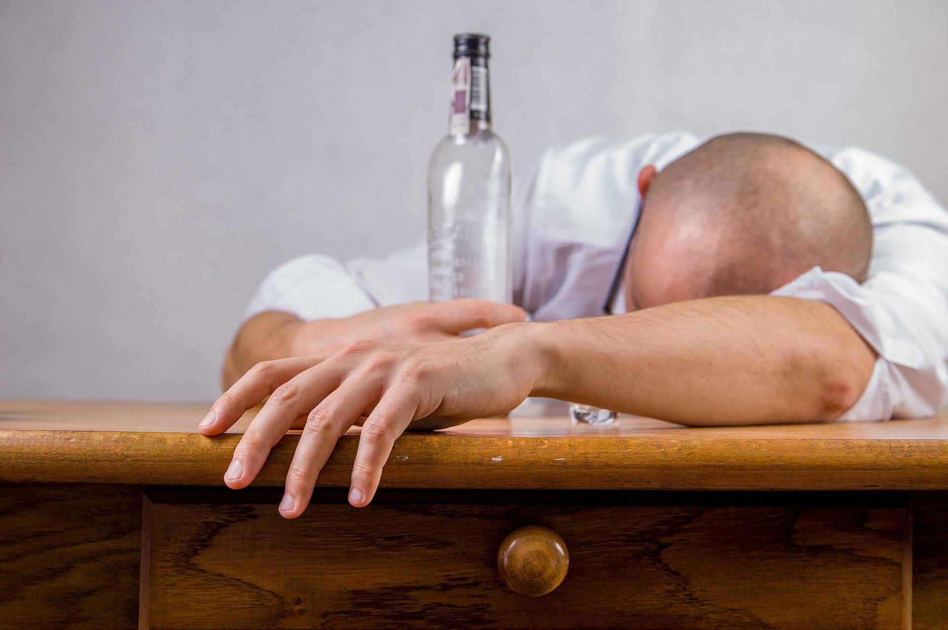高雄一名男子10年間7度酒駕遭逮、2次拒絕酒測,被開罰高額罰單36萬元。(示意圖,翻攝自Pixabay)