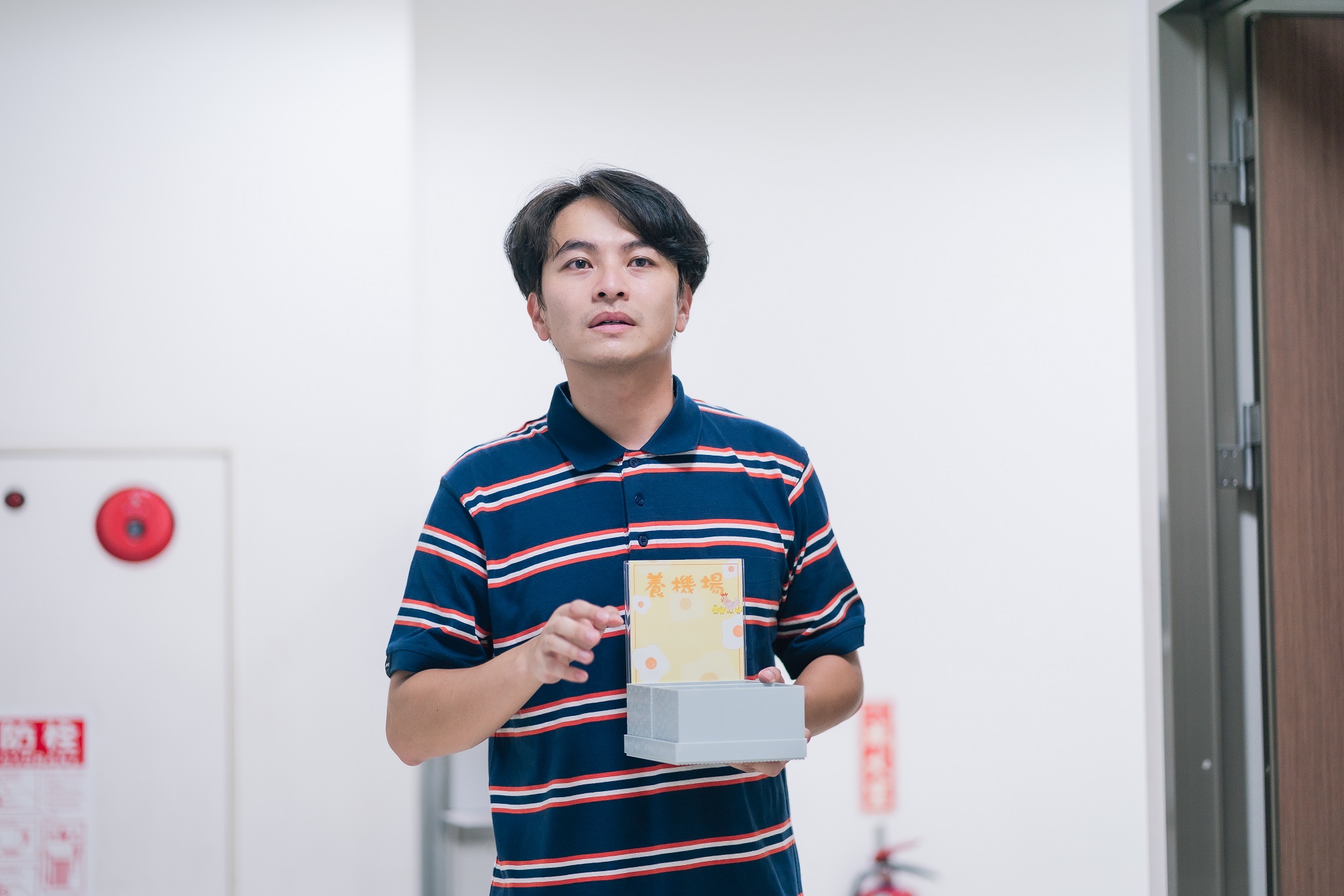 楊銘威收學生手機 如臨大敵。（TVBS提供）