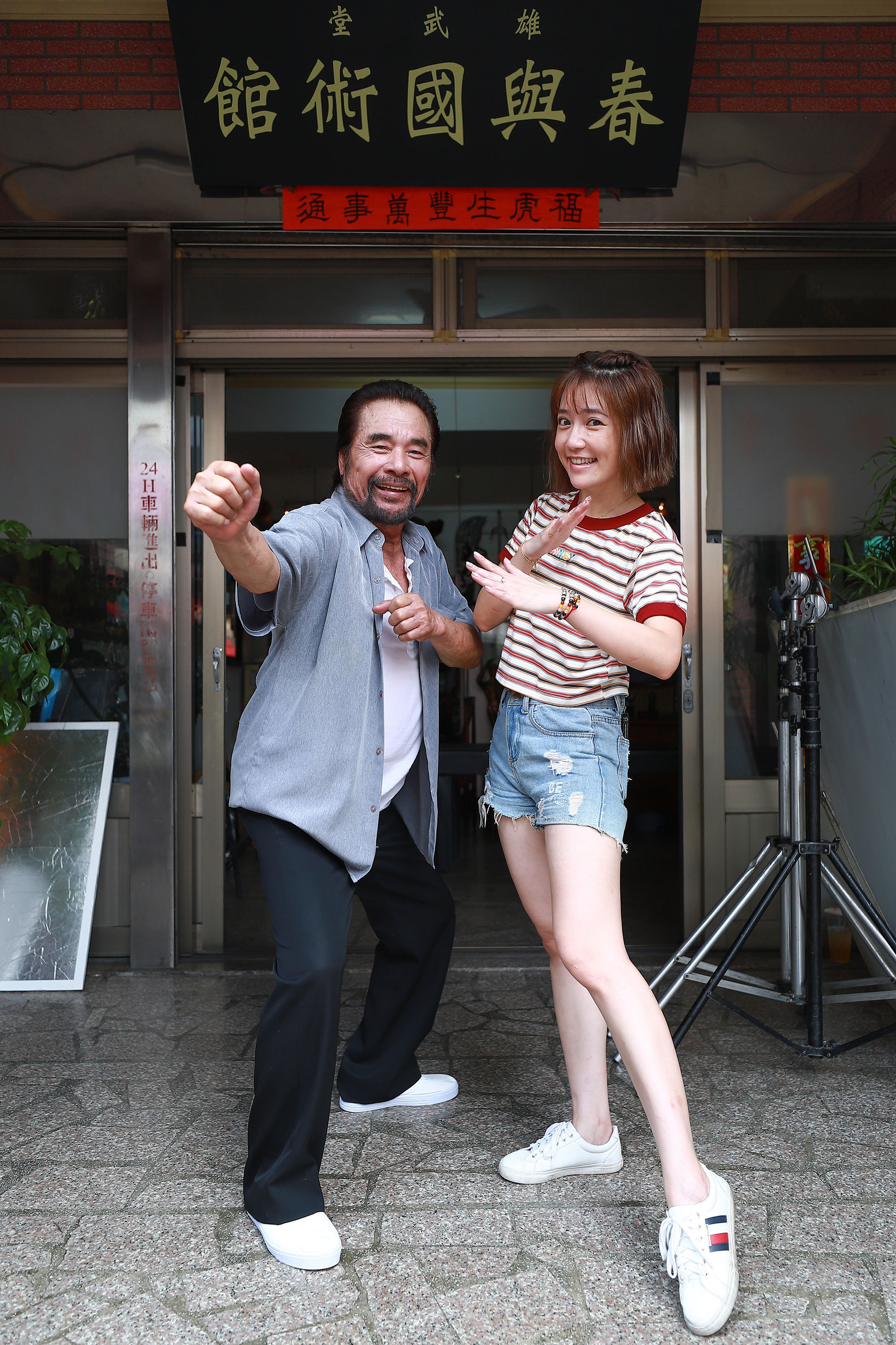 雷洪在《市井豪門》中飾演國術館老師傅，郭亞棠飾演他的小女兒。（民視提供）