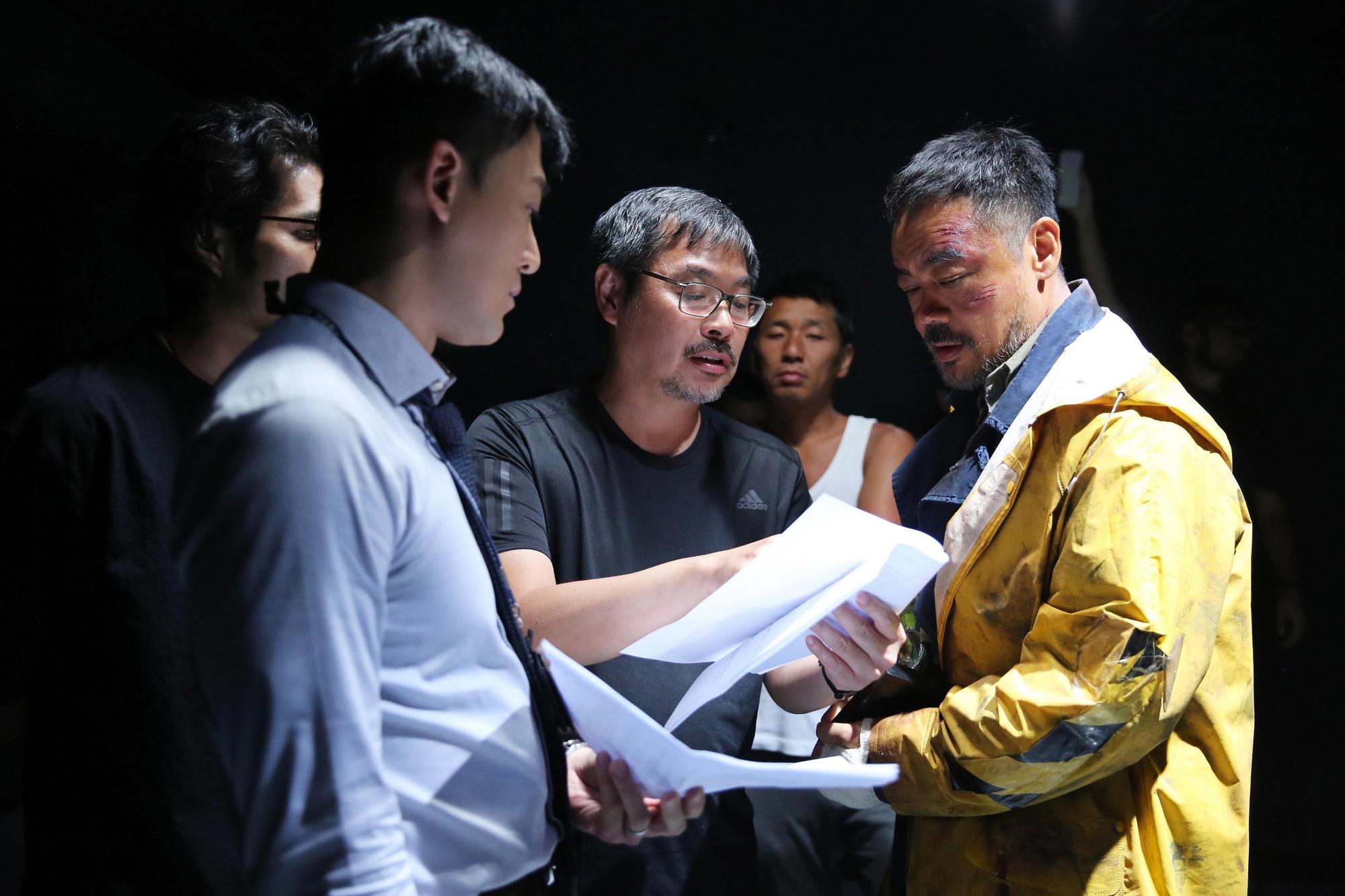 韋家輝(中)與劉青雲10年沒合作,再次聚首默契仍在(華映提供)