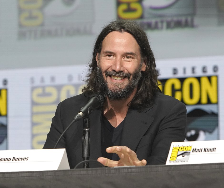 好萊塢男神基努李維23日出席聖地牙哥國際漫畫展，分享《狂戰士》接下來的改編計畫。（翻攝自@Comic_Con Twitter）