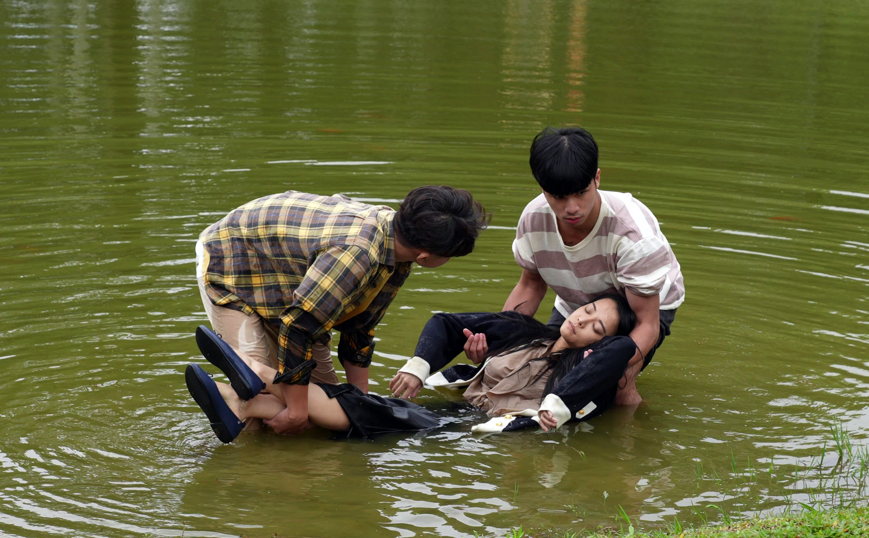 宋品葳劇中投水自盡被熱心民眾打撈。（台視提供）