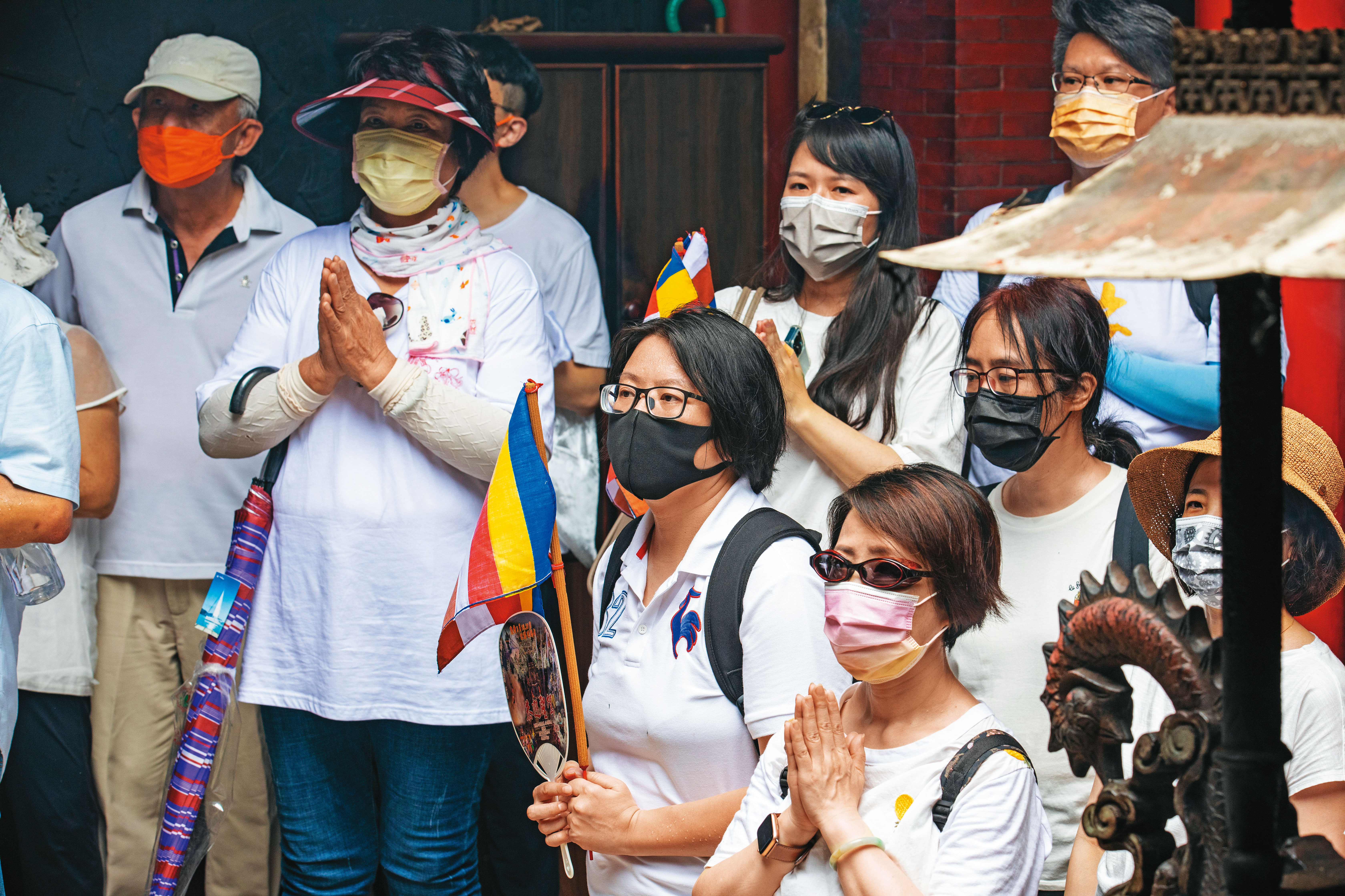 藏傳佛教信眾在朝天宮內專注膜拜，十分虔誠。