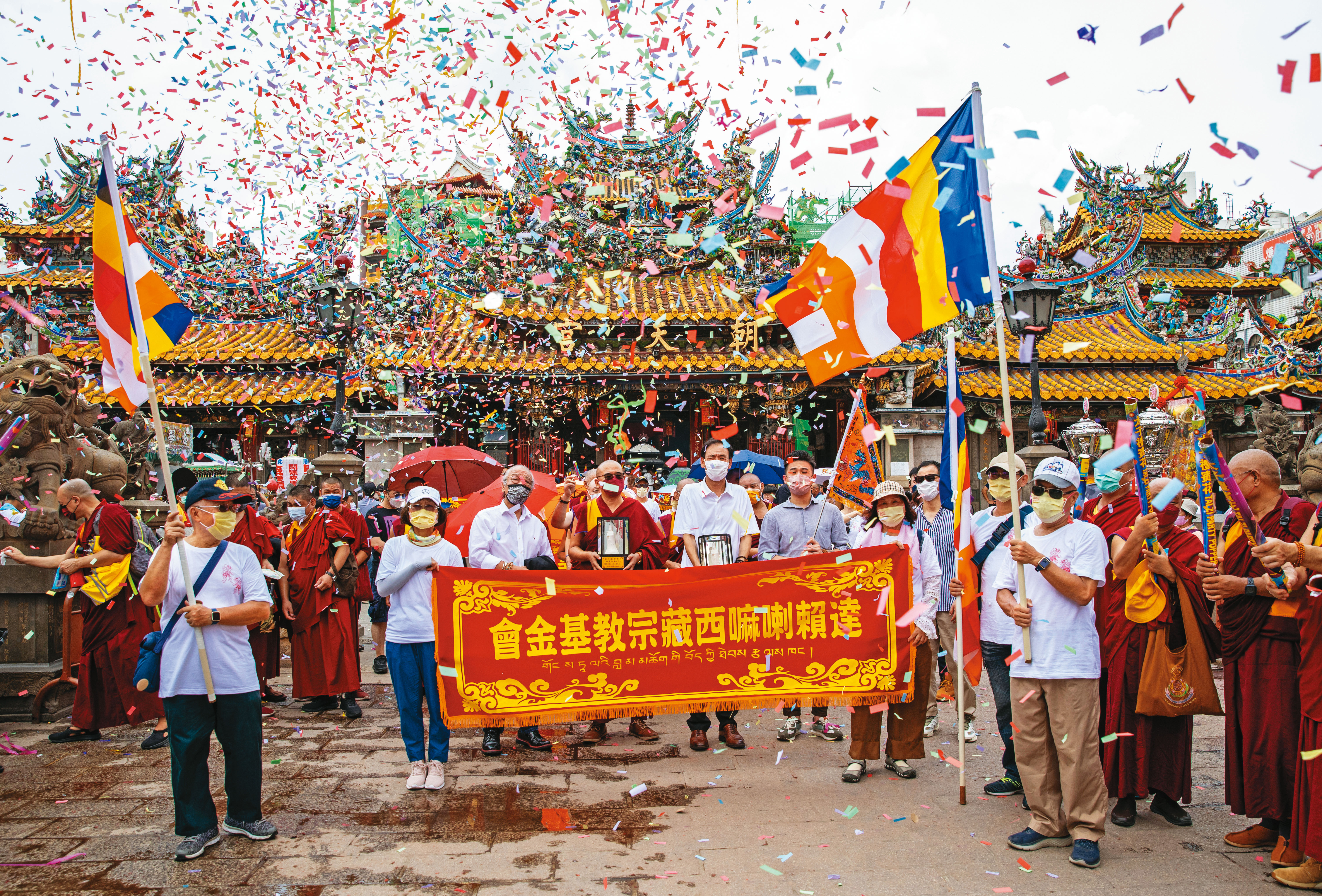 達賴喇嘛西藏宗教基金會日前赴朝天宮參拜、贈匾、交換聖像，場面熱鬧。