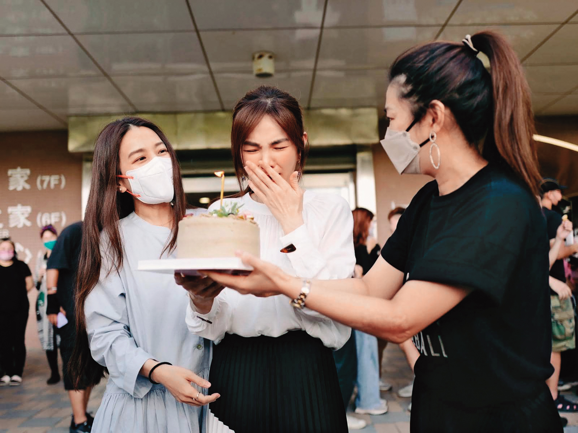 Selina（右）和Hebe（左）南下嘉義給Ella（中）製造生日驚喜，讓她激動不已。