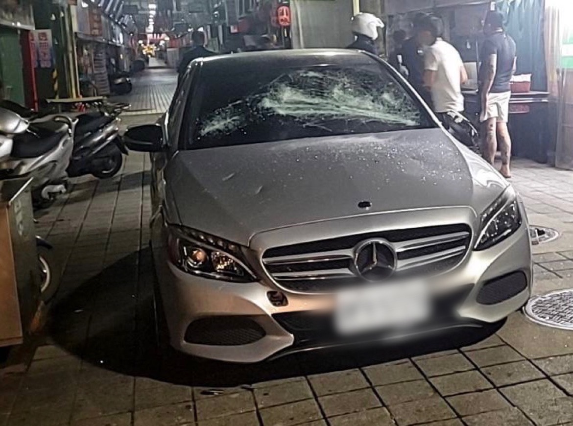 蔡男的賓士車遭誤認是仇家車輛，被持球棒砸毀。（翻攝畫面）