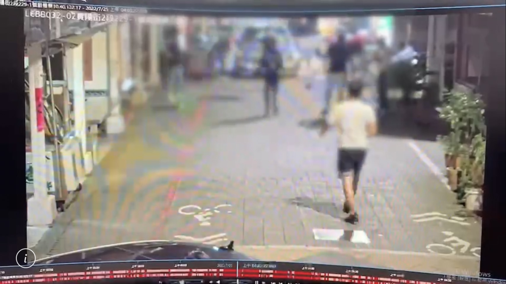 李男等8人持球棒朝賓士車狂砸。(翻攝畫面)