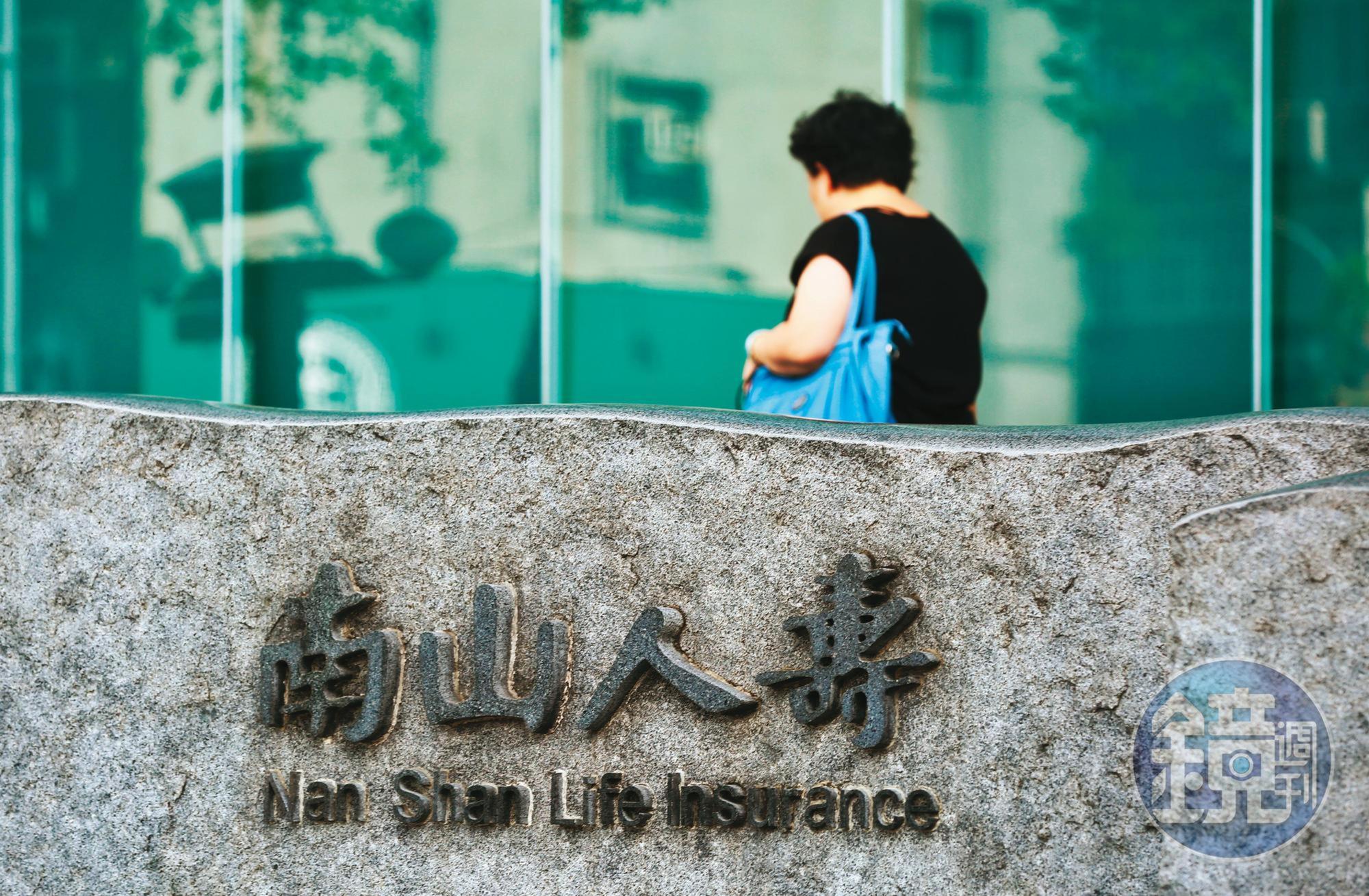 美元升息讓壽險公司淨值暴跌，金管會與業者應做好壓力測試因應不同挑戰，並徹底整理、縮小規模來降低集體風險。