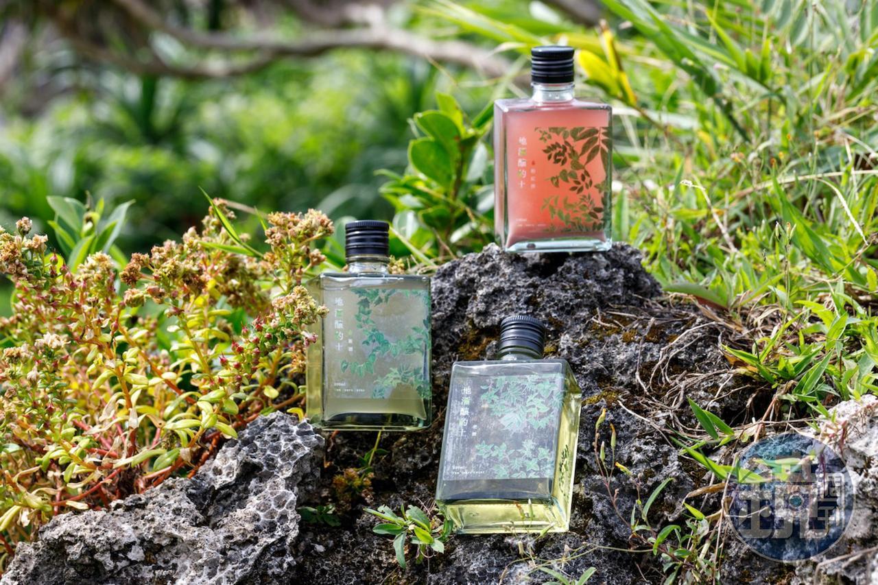 使用海稻米和發酵植物釀成的「粉紅酒」（上）「新酒」（中）「老酒」（下），揉入地方生態和古老地酒的文化。（圖為種籽設計發表版，未販售）