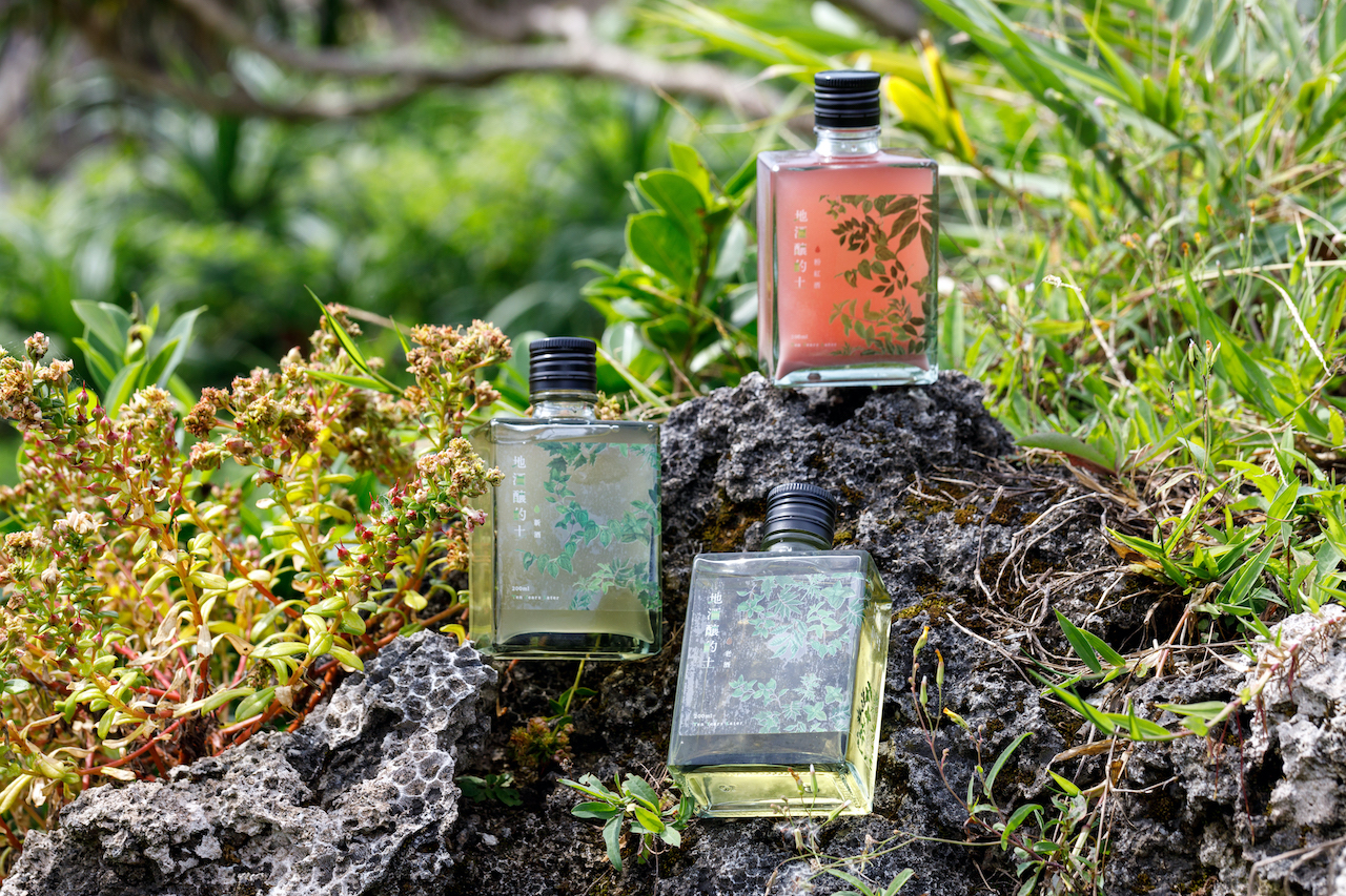 使用海稻米和發酵植物釀成的「粉紅酒」(上)「新酒」(中)「老酒」(下),揉入地方生態和古老地酒的文化。(圖為種籽設計發表版,未販售)
