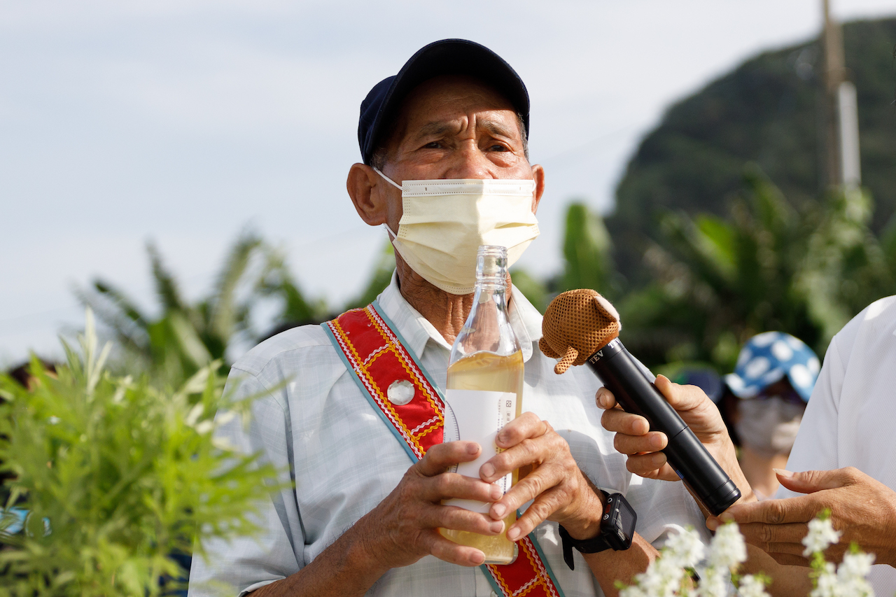 因為阿美族人的努力,海稻米和部落米酒重回石梯坪,這天就選在田間跟祖靈報告喜訊。