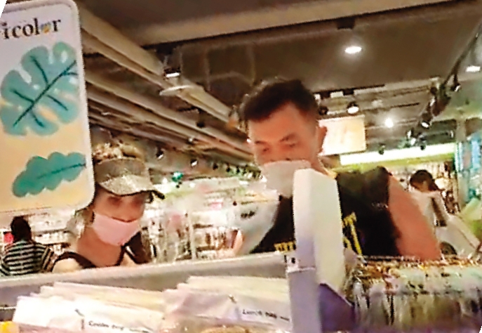 男友替楊麗菁（左）背包包，一起討論要採買的東西。（讀者提供）