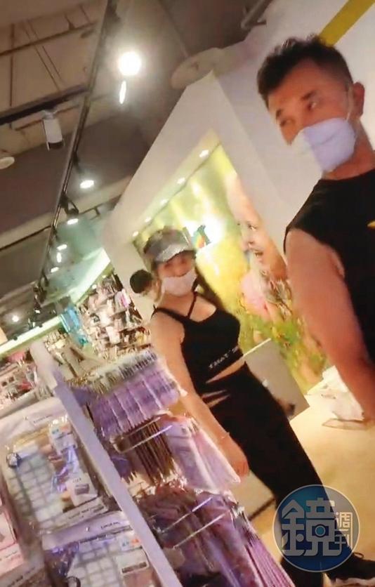 楊麗菁（左）身材保養得非常好，男友看似頗為健壯。（讀者提供）