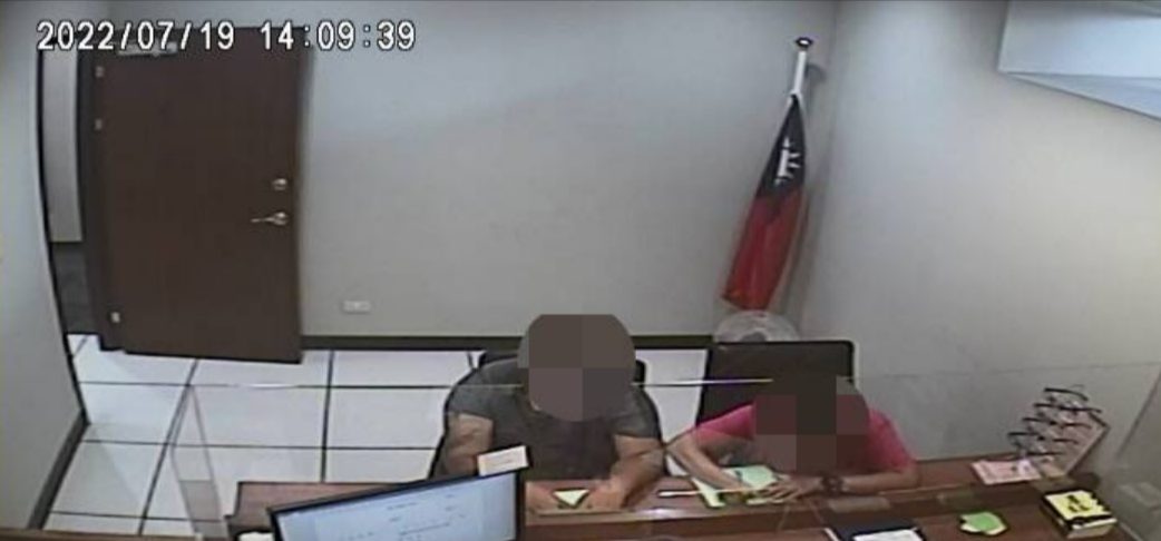 陳姓男子因違反居家檢疫規定被罰80萬元搞神隱遭限制出海，日前因工作所需才在家人陪同下現身辦理分期繳款。（翻攝畫面）