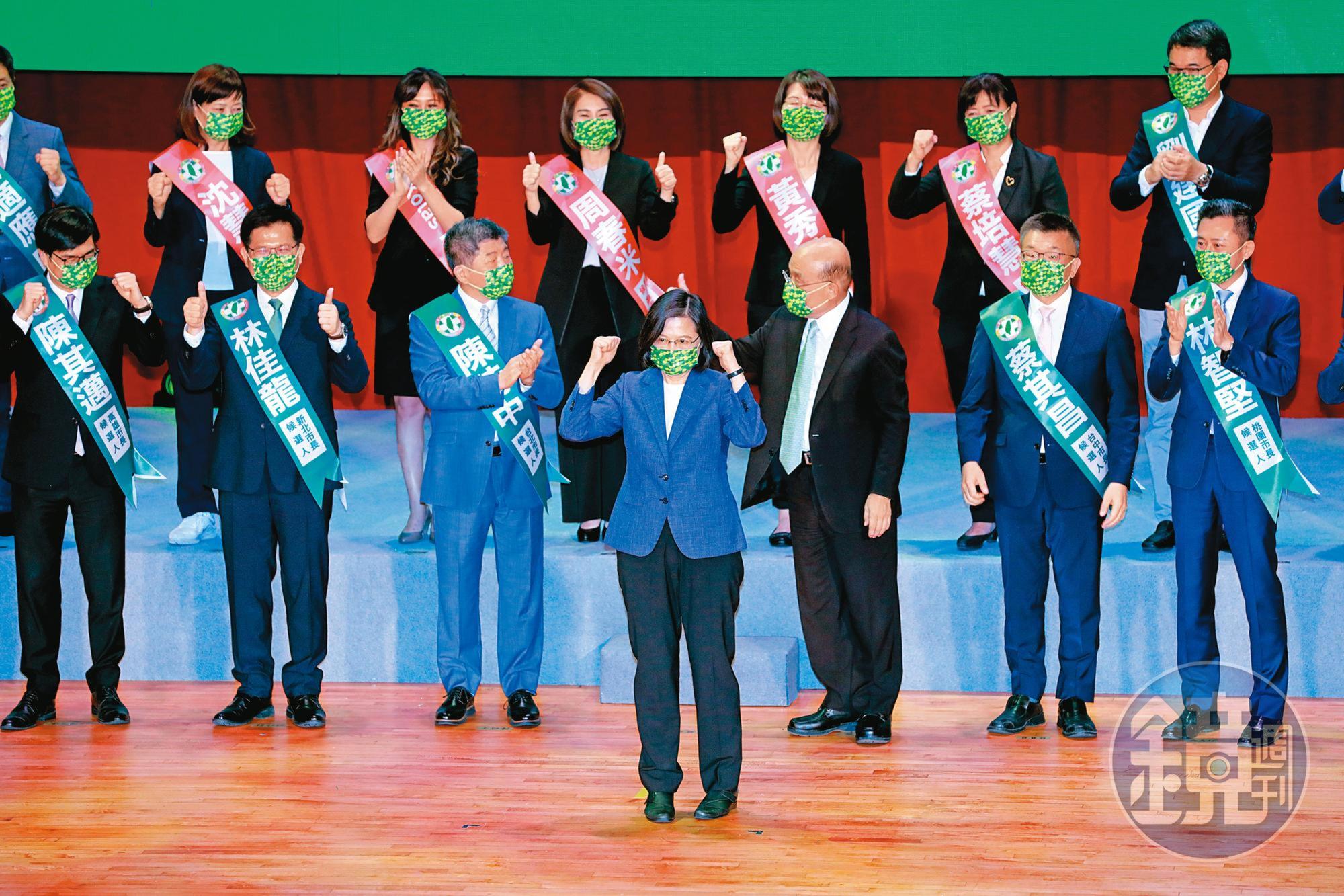 民進黨18名縣市長參選人在全代會與黨主席蔡英文（中）合體造勢，黨高層已擬定作戰三部曲，跟鎖定北北桃空戰熱區加強奧援。