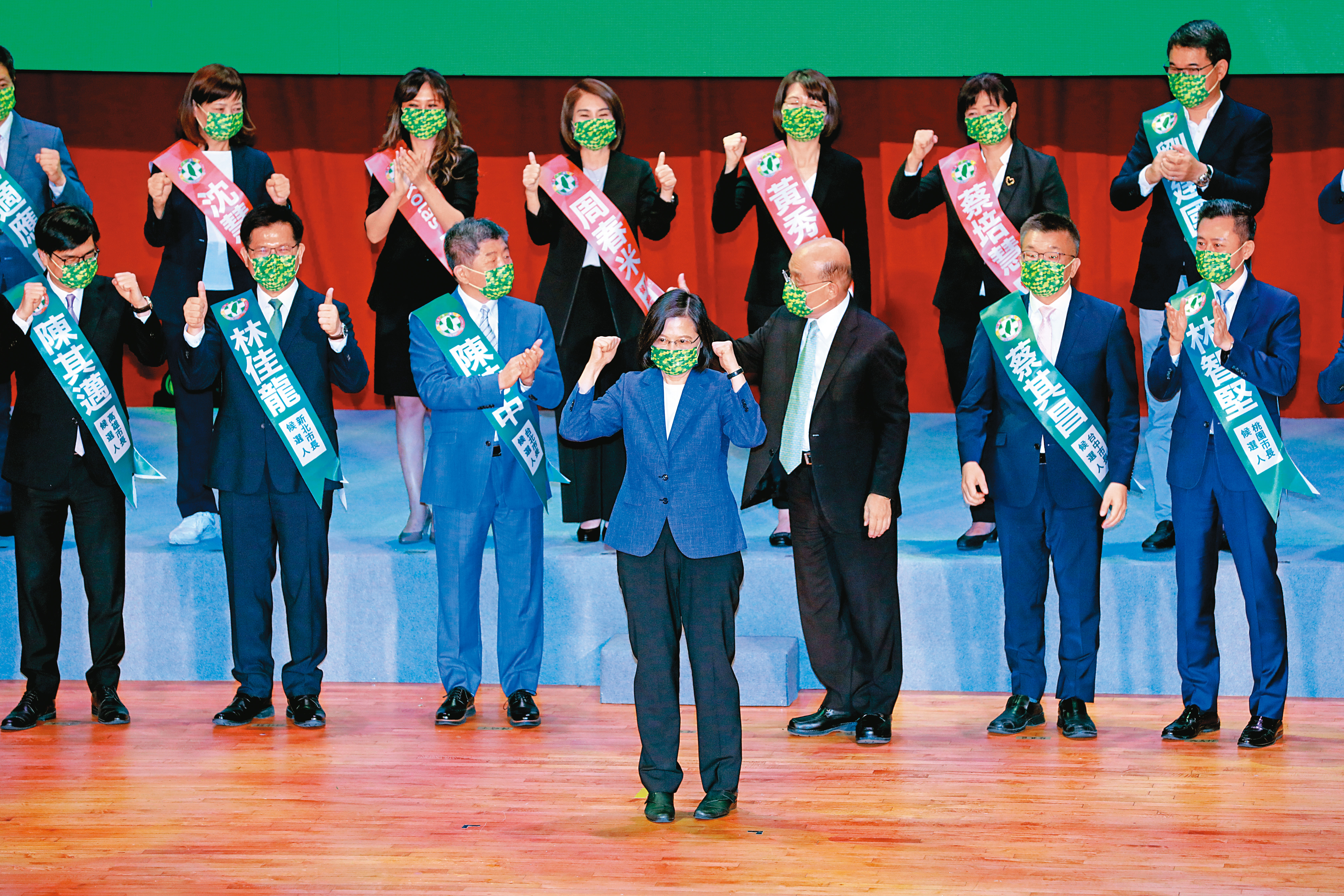 民進黨18名縣市長參選人在全代會與黨主席蔡英文（中）合體造勢，黨高層已擬定作戰三部曲，跟鎖定北北桃空戰熱區加強奧援。
