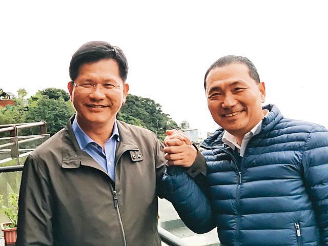 林佳龍(左)參選後,積極拋出議題,綠營觀察,讓原本對選戰冷處理的侯友宜(右)也首度鬆口「不連任才要宣布」。圖為二人2019年視察水湳洞十三層遺址。(新北市政府提供)