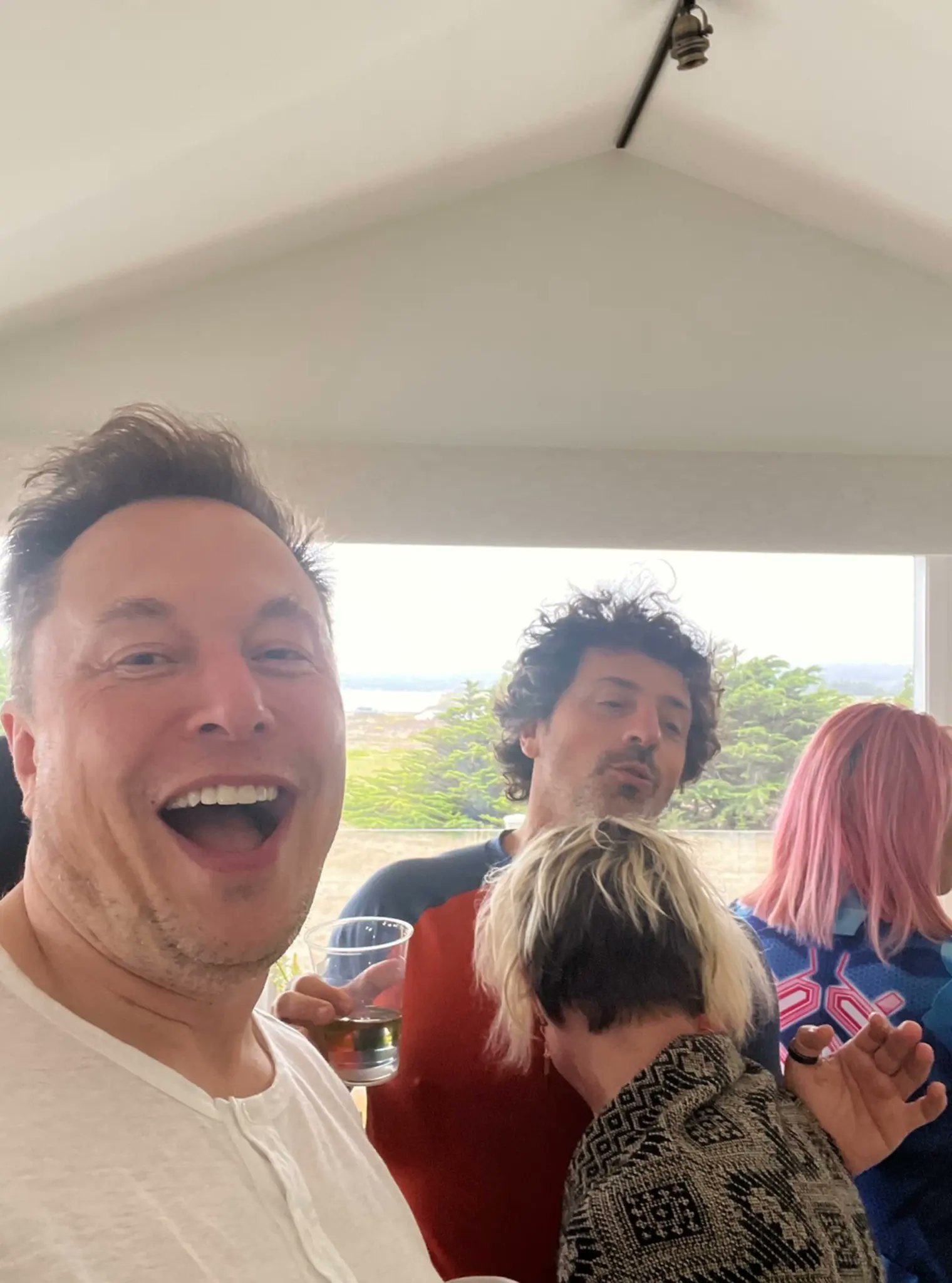 馬斯克開心自拍，布林則拿著飲料，與兩名女子玩樂。（翻攝@elonmusk推特）